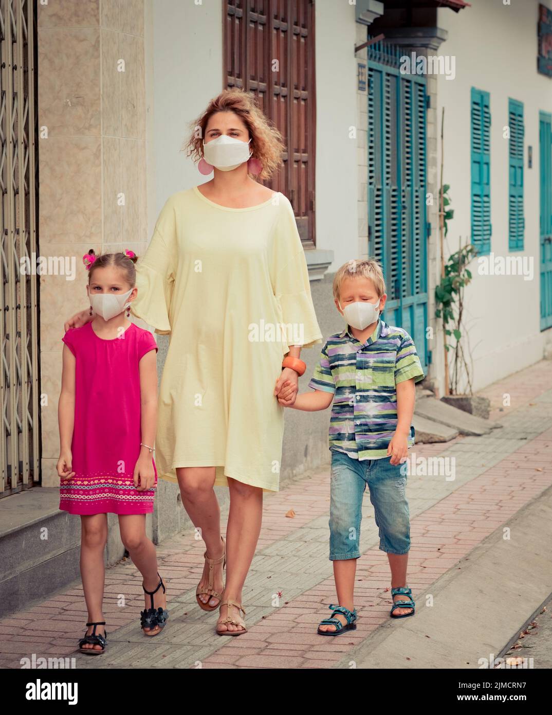 Famille portant un masque jetable facial. Protection contre les coronavirus Banque D'Images