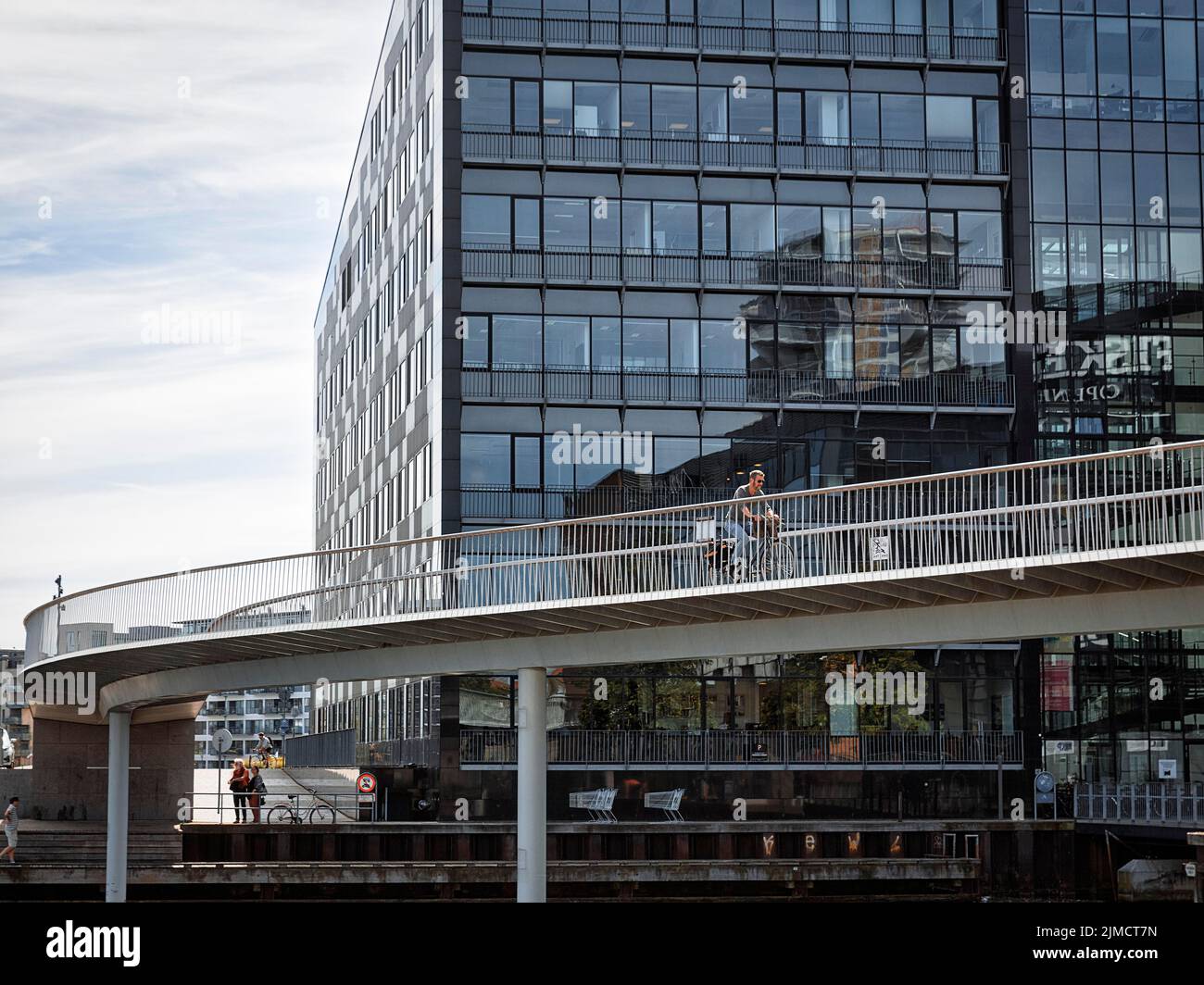 Cyclistes sur le pont au-dessus du bassin du port intérieur, Cykelslangen pont à vélo, sécurité routière, mobilité moderne, architectes Dissing et Weitling, Bryggebroen Banque D'Images