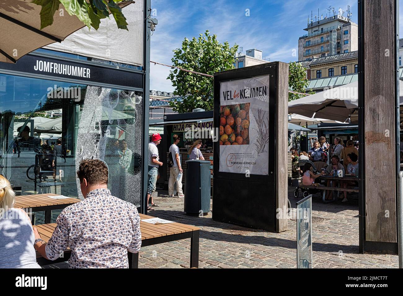 Visiteurs en face du marché de Torvehallerne avec cuisine de rue et spécialités, panneau de bienvenue, quartier de Norrebro, Norrebro, Copenhague, Danemark Banque D'Images