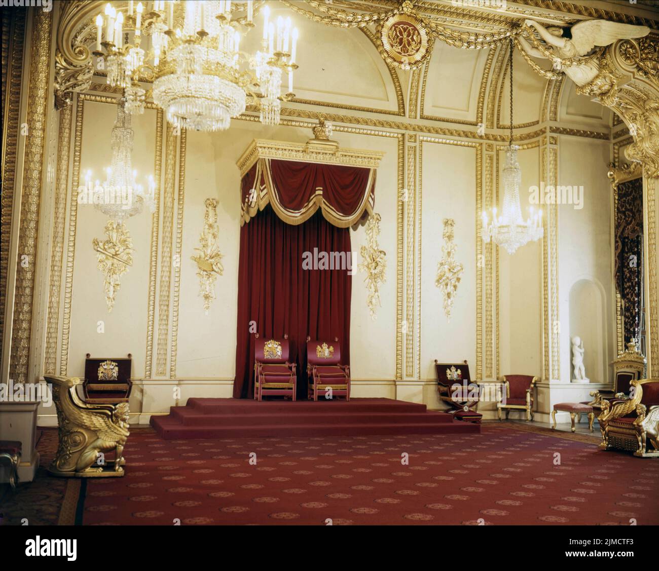 Vers 1965, Londres, Angleterre, Royaume-Uni: Salle du trône à Buckingham Palace montrant le trône décoré des armoiries royales. (Image de crédit : © Keystone USA/ZUMA Press Wire) Banque D'Images