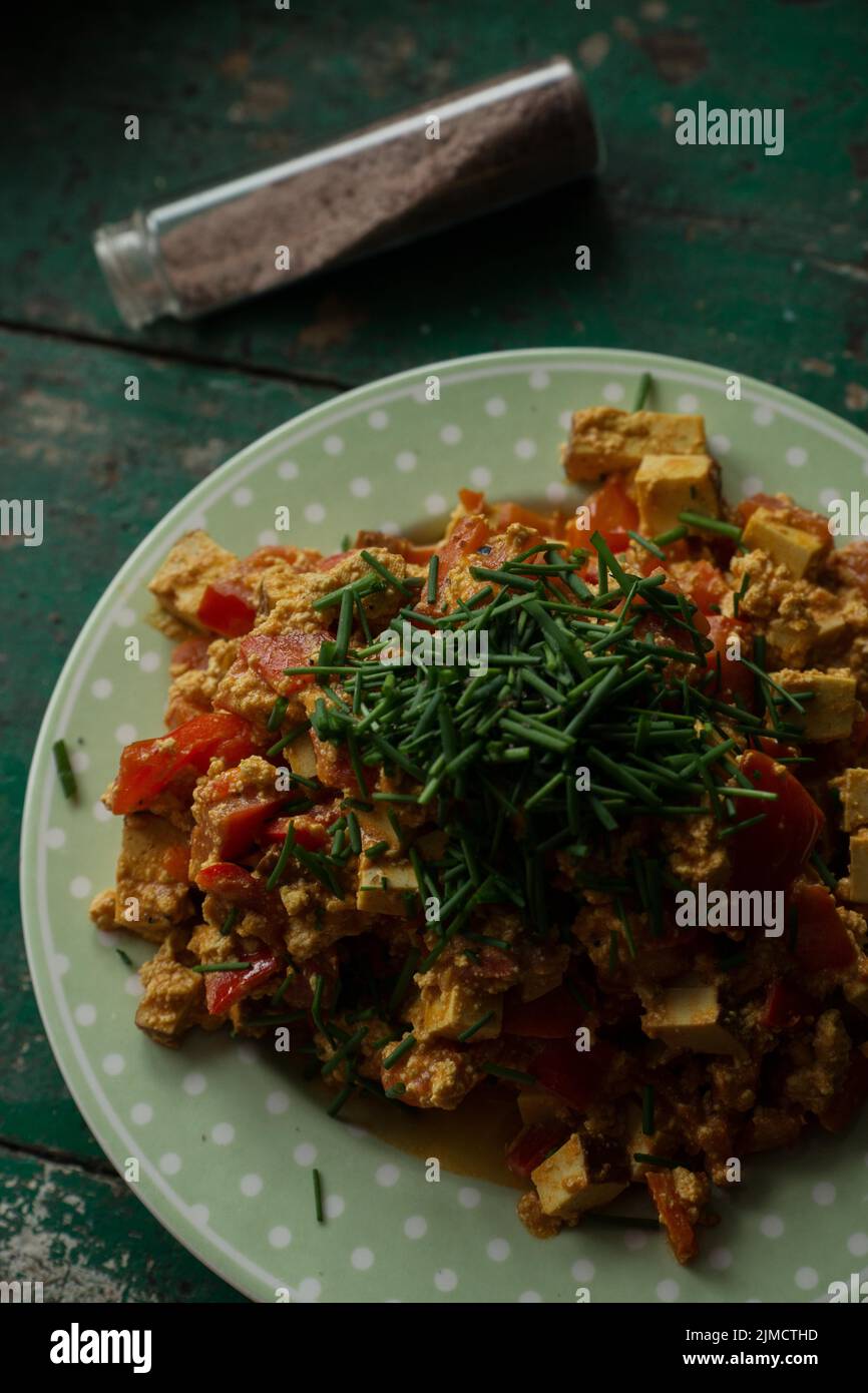 Œufs brouillés végétaliens avec tofu fumé, ciboulette et sel Banque D'Images