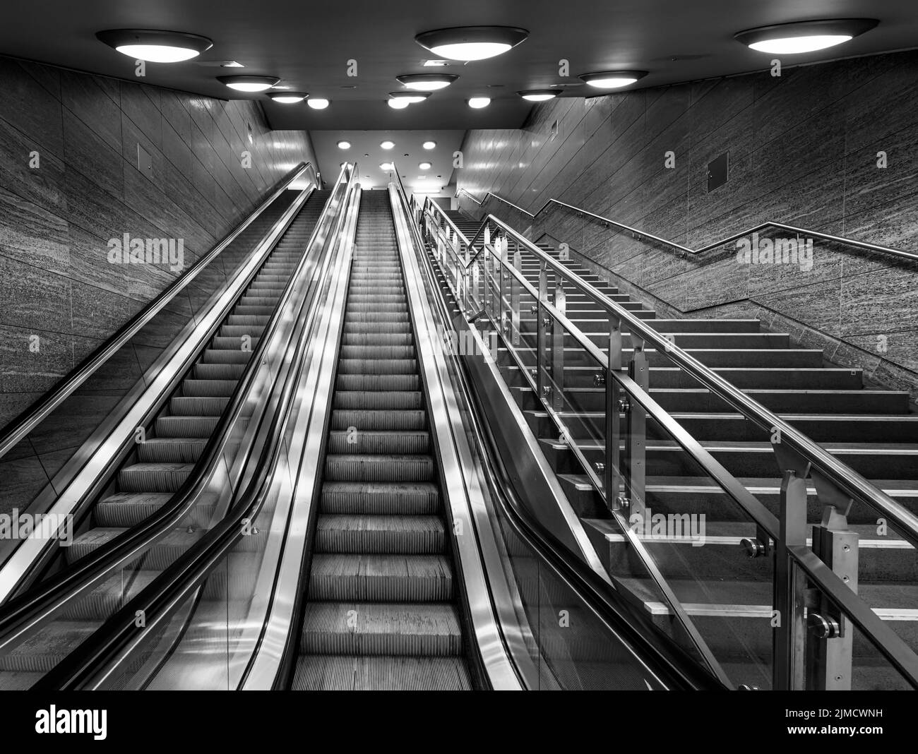 Noir et blanc, escalier roulant à la station de métro Unter den Linden, Berlin, Allemagne Banque D'Images