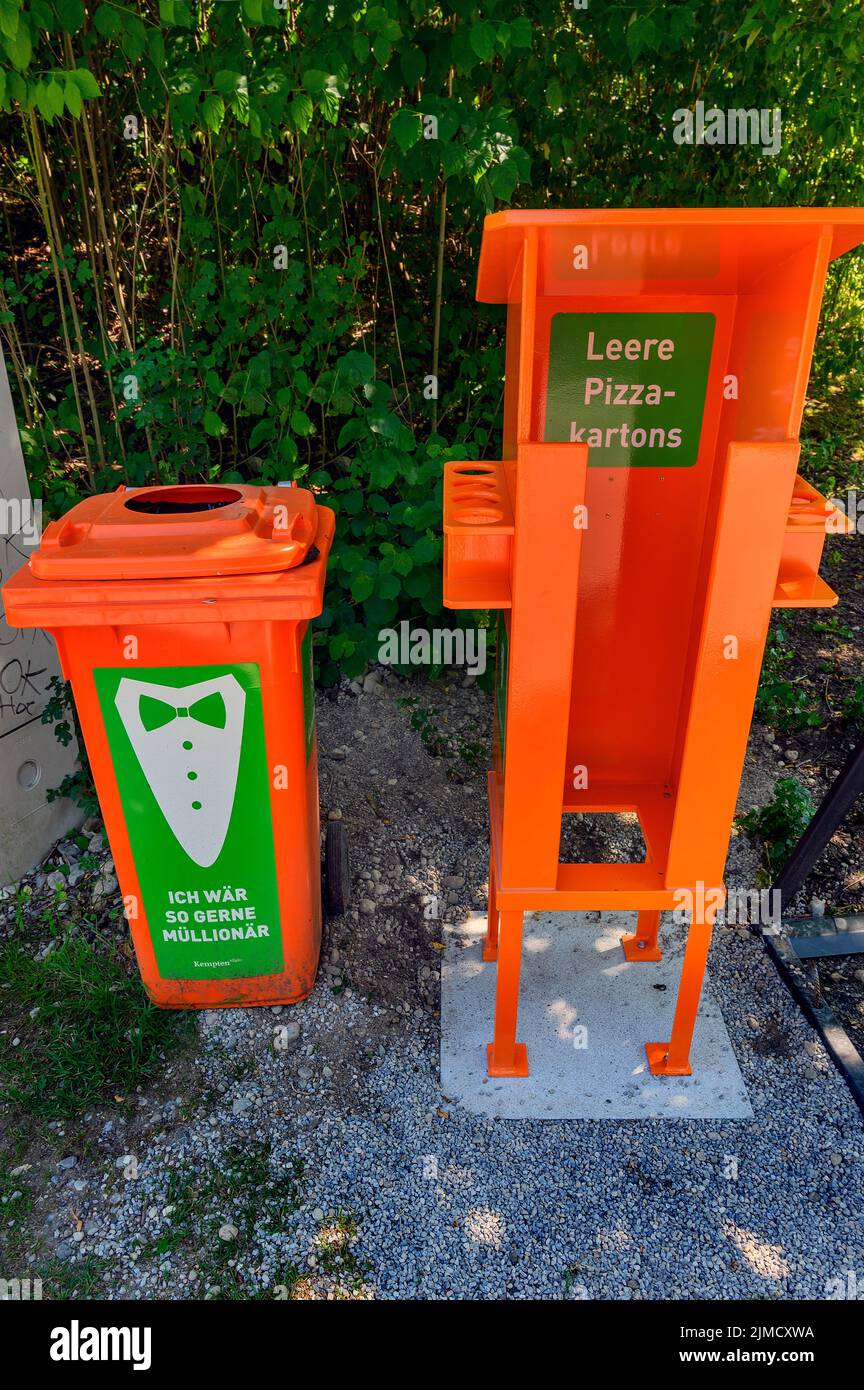 Conteneur orange pour la séparation des déchets, Kempten Allgaeu, Bavière, Allemagne Banque D'Images