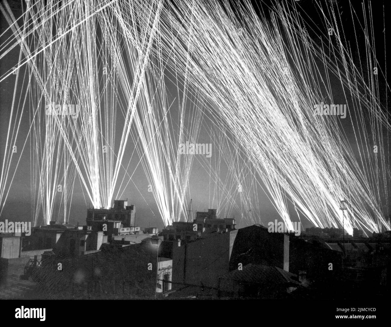Tir anti-aérien lors d'un raid aérien des Nazis à Alger, Algérie française. Vers 1943 Banque D'Images