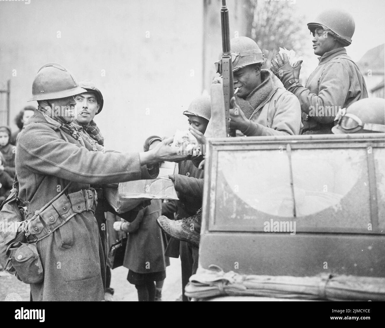 Des troupes franco-marocaines et afro-américaines se relient à Rouffach, Alsace, pendant la poche de Colmar de 1945. Banque D'Images