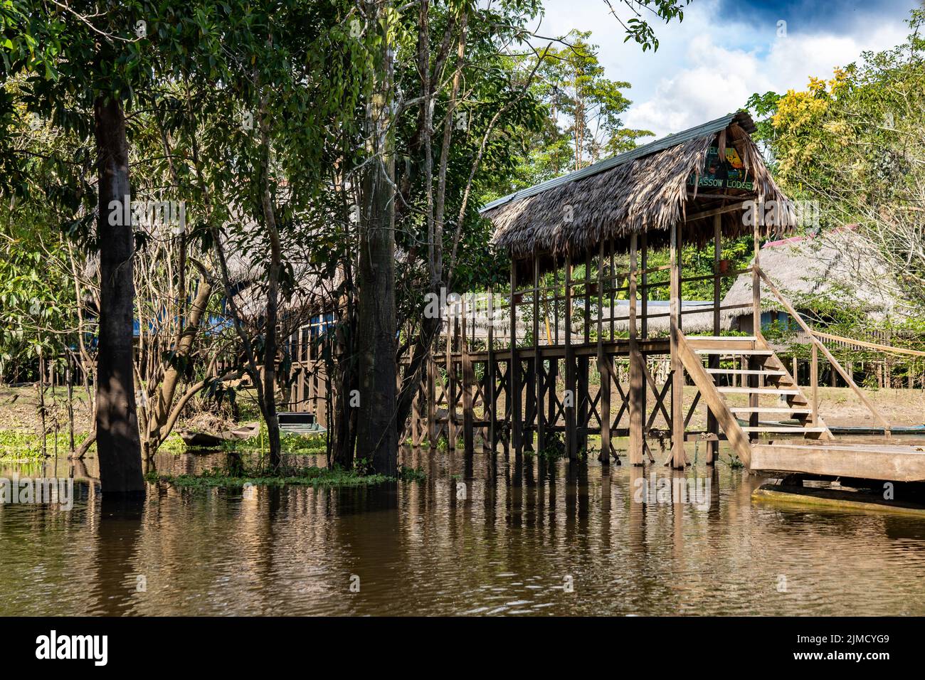 Le Curassow Amazon Lodge est situé sur les rives de la rivière Yanayacu dans l'Amazonie péruvienne Banque D'Images