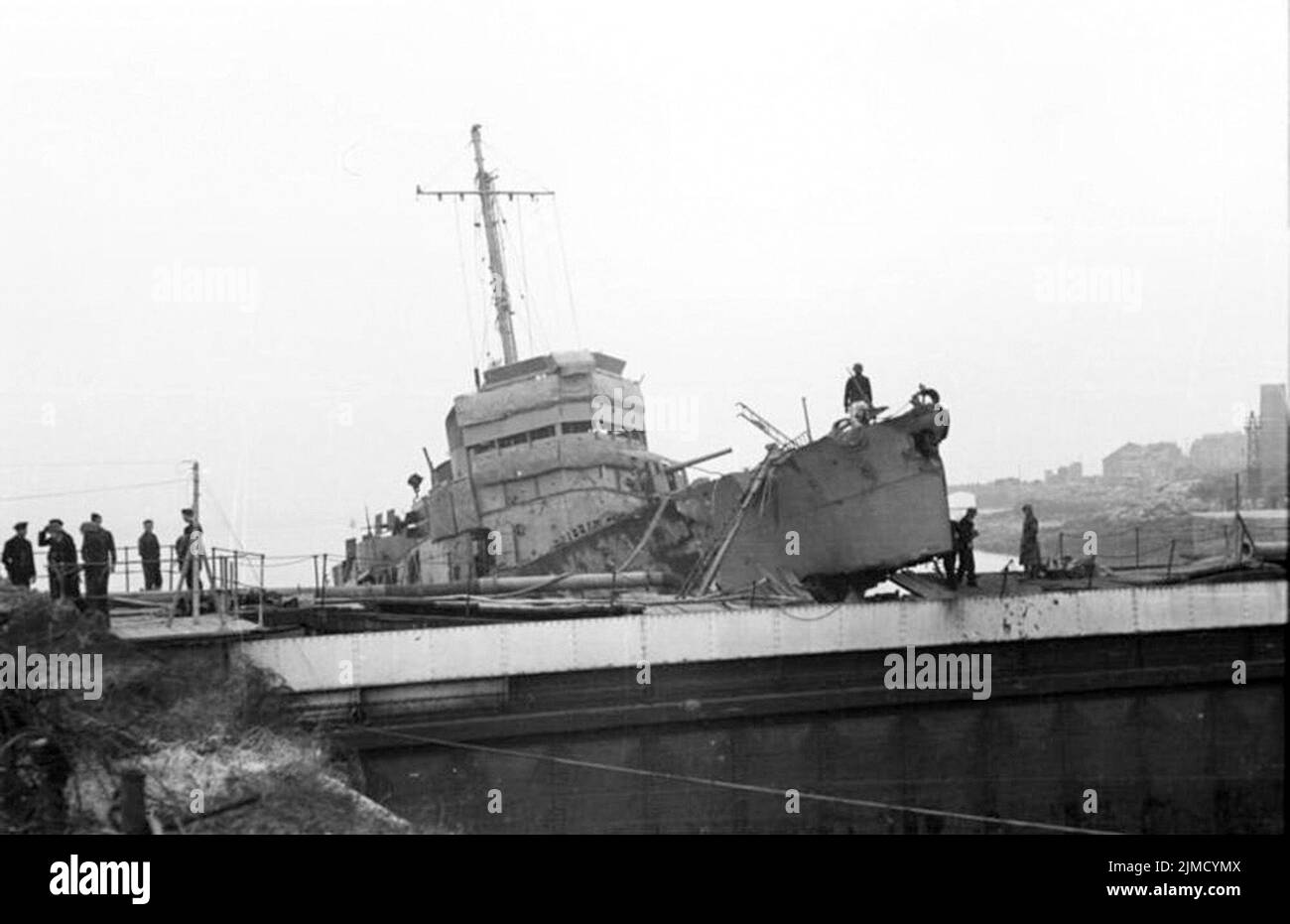 Le HMS Campbelltown s'est coincé dans les portes du quai de St Nazaire lors du RAID audacieux de St Nazaire. Le navire a été emballé avec des explosifs et l'explosion a mis le quai sec hors de la commission pour le début de la guerre. Photo Bundesarchiv, Bild 101II-MW-3724-02 Banque D'Images