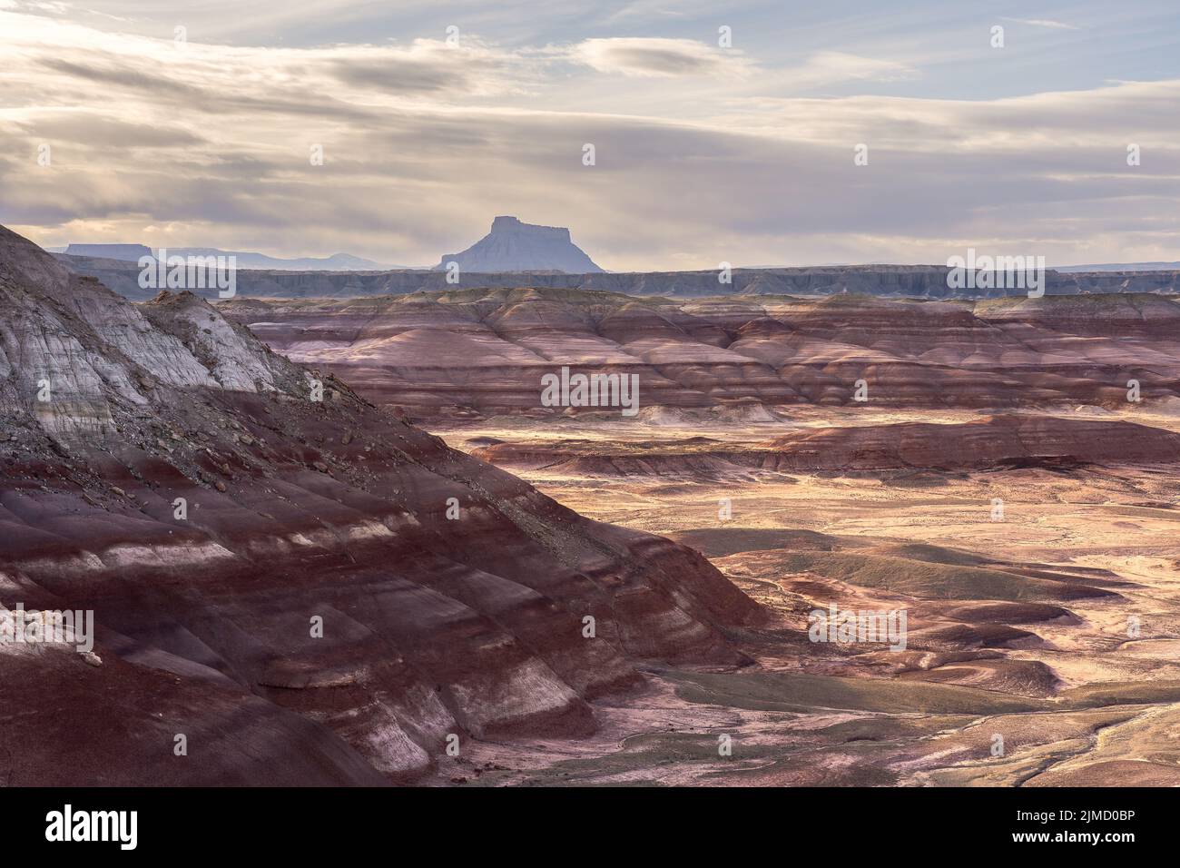 Vue pittoresque sur les collines bentonite contre ciel nuageux et ensoleillé le soir dans l'Utah, États-Unis Banque D'Images