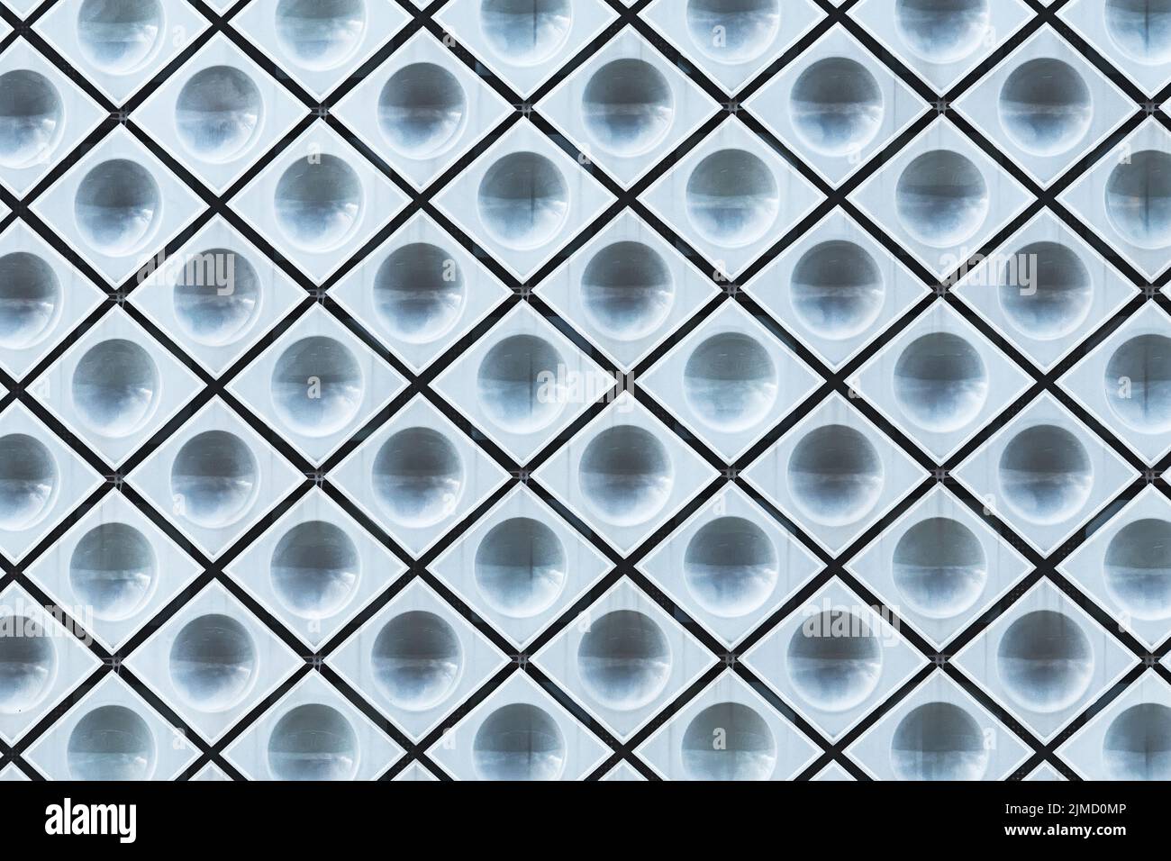 Plein cadre abstrait façade de fond de bâtiment moderne avec beaucoup d'ornement géométrique sans couture avec des éléments en forme de diamant et de nombreux cercles Banque D'Images