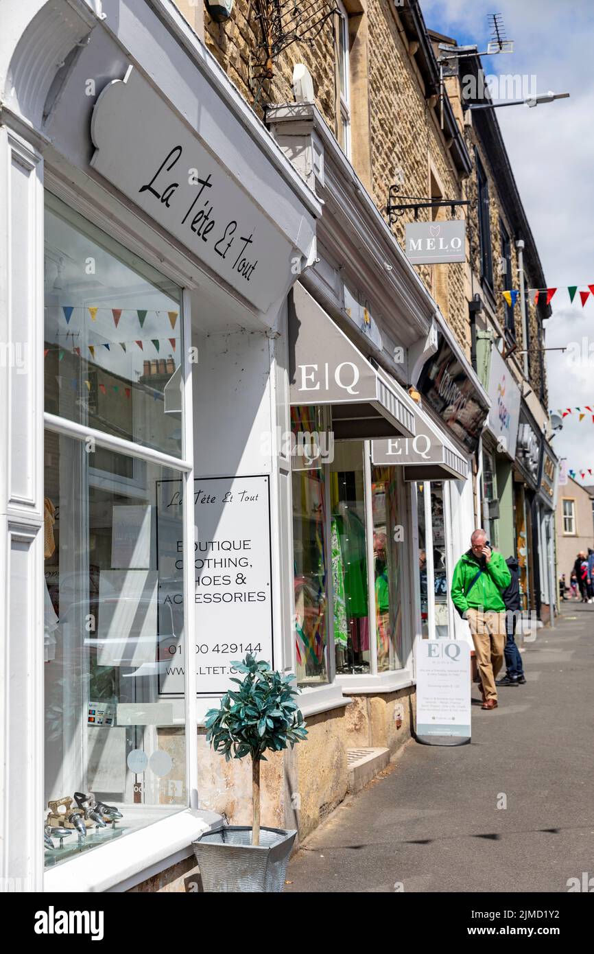 Boutiques et magasins dans Clitheroe High Street, Ribble Valley, Lancashire, Royaume-Uni été 2022 Banque D'Images