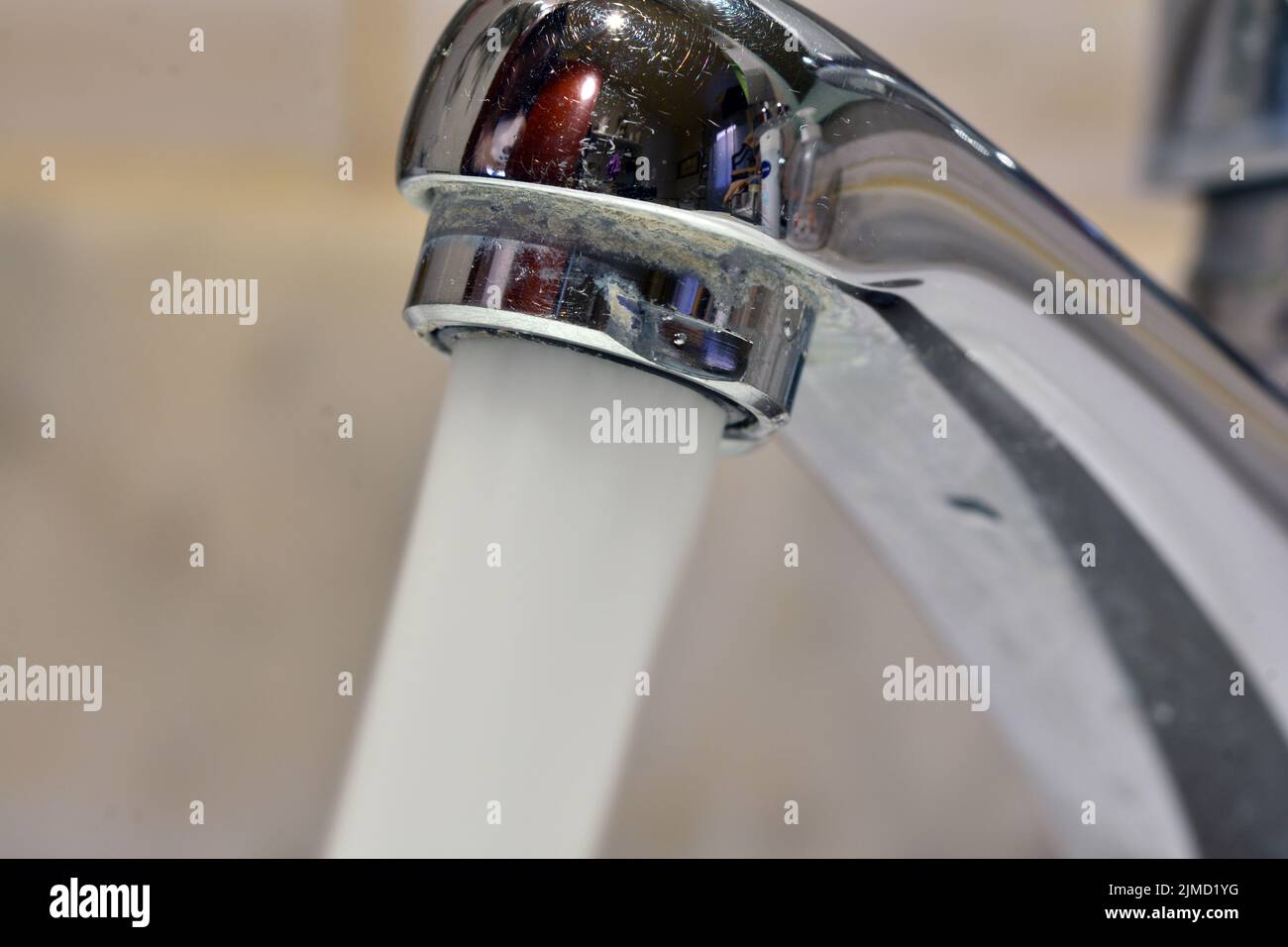 Chorro de agua cayendo de un grifo de un lavabo Banque D'Images