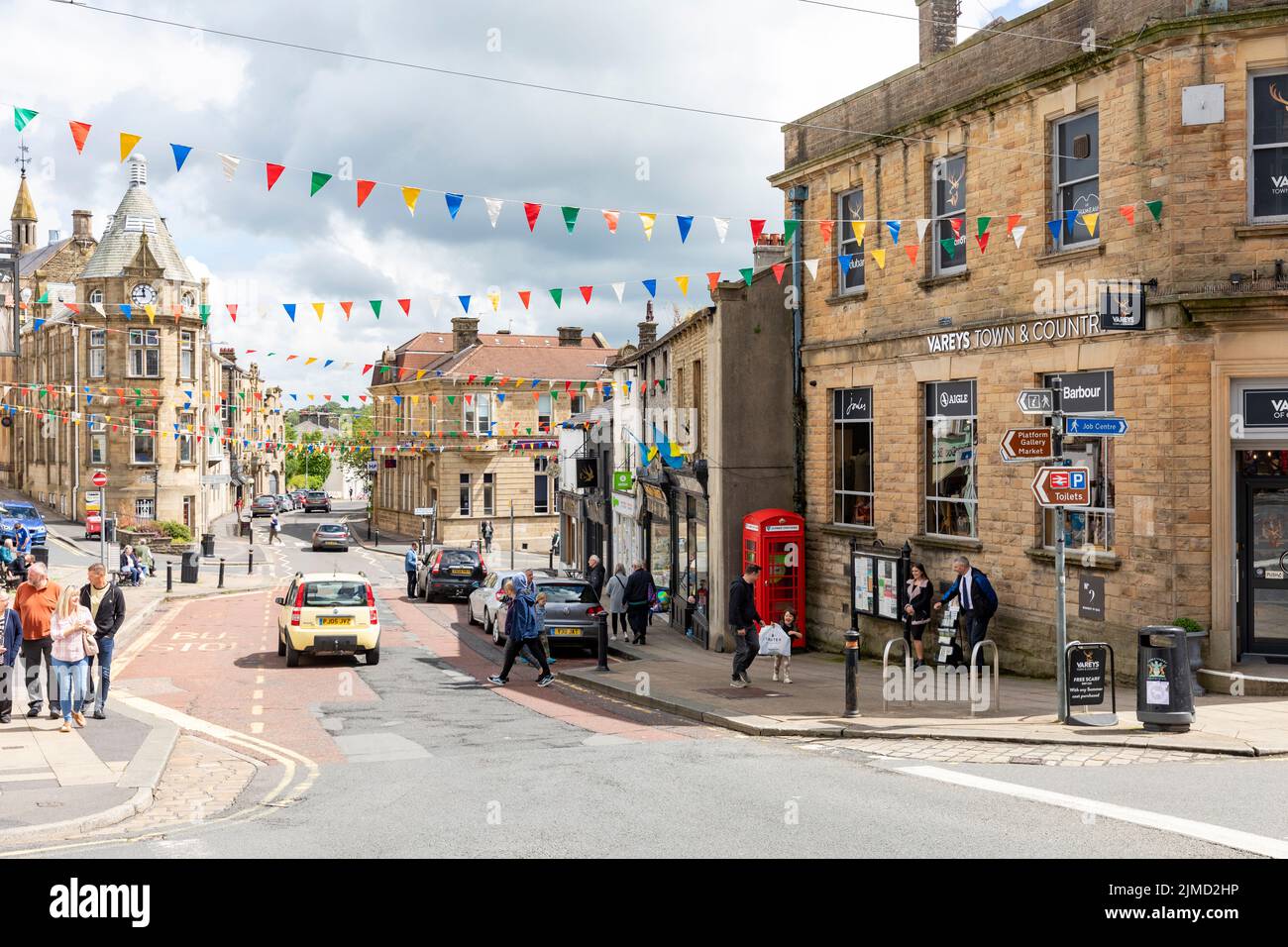 Clitheroe centre-ville, Bunting in Castle Street Clitheroe, Ribble Valley Lancashire, Angleterre, 2022 Banque D'Images