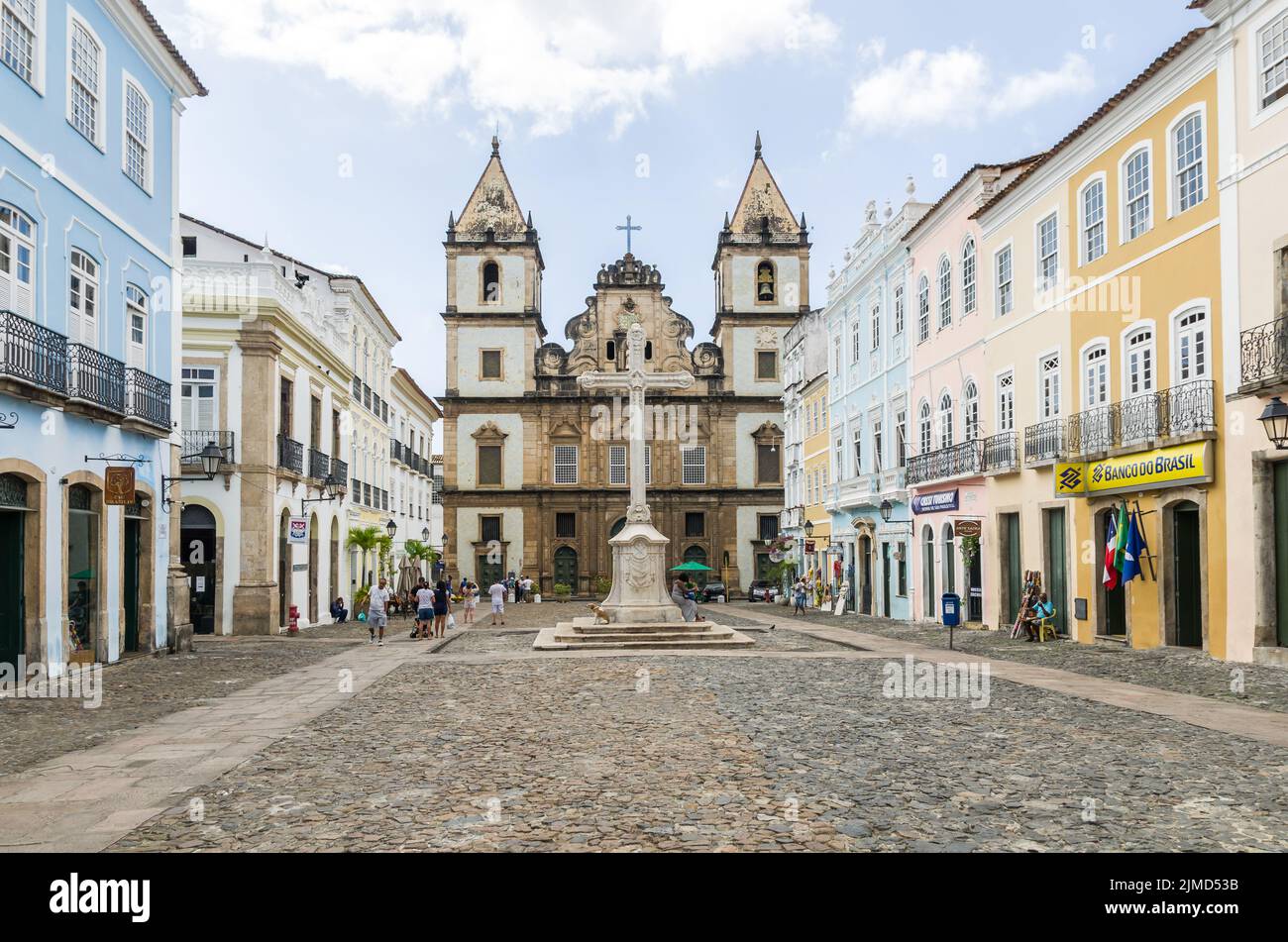 Vue lumineuse et ensoleillée sur le centre touristique historique de Pelourinho, Salvador da Bahia, Brésil avec Banque D'Images