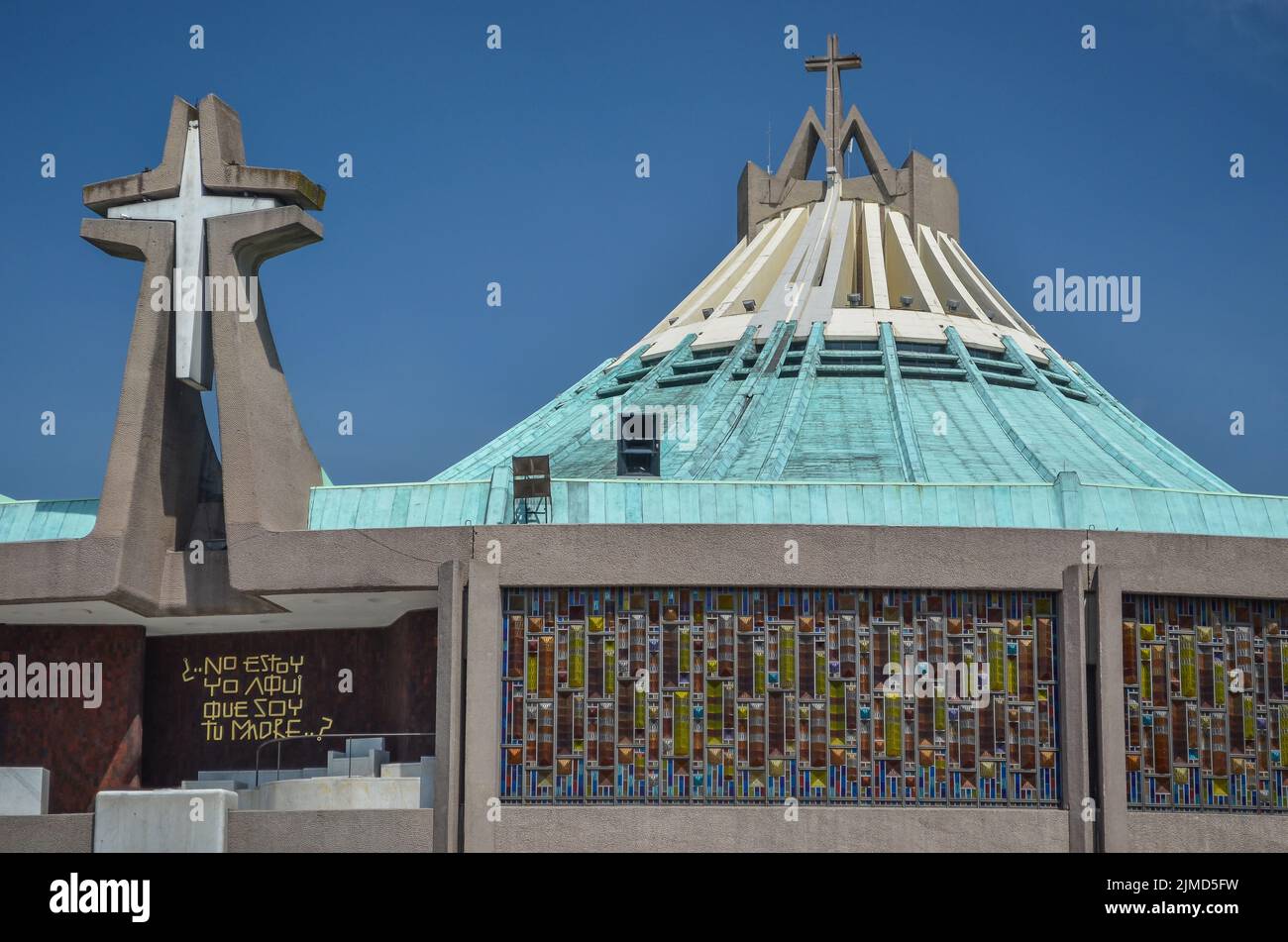 Mexico, Mexique - 19 juin 2013 : Basilique moderne de notre Marie de Guadalupe (1974). La basilique est activée Banque D'Images