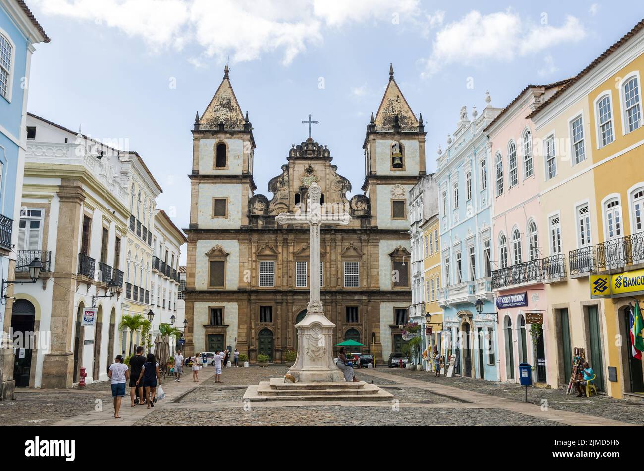 Vue lumineuse et ensoleillée sur le centre touristique historique de Pelourinho, Salvador da Bahia, Brésil avec Banque D'Images