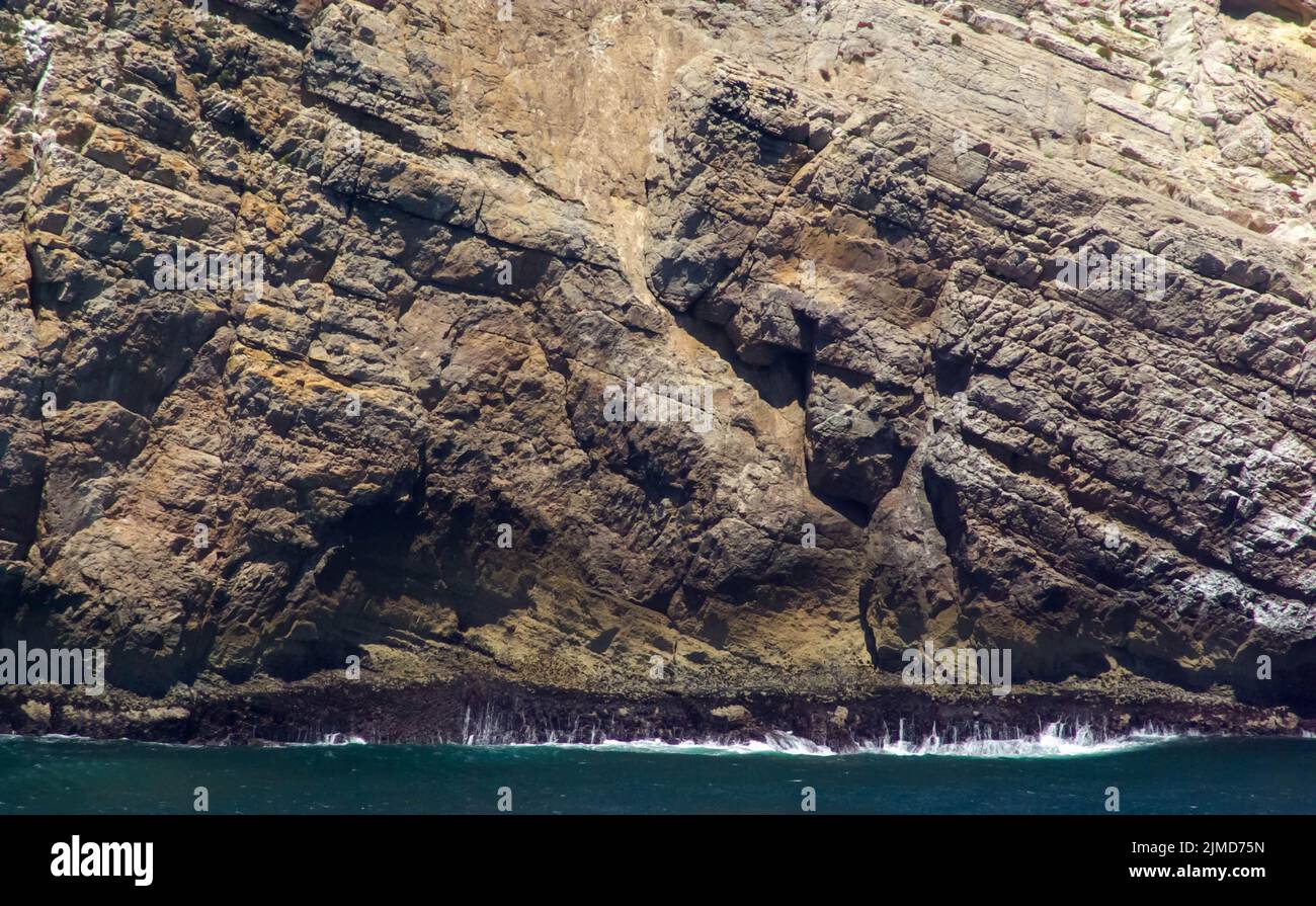 Falaise colorée sur la côte atlantique du Portugal. Banque D'Images