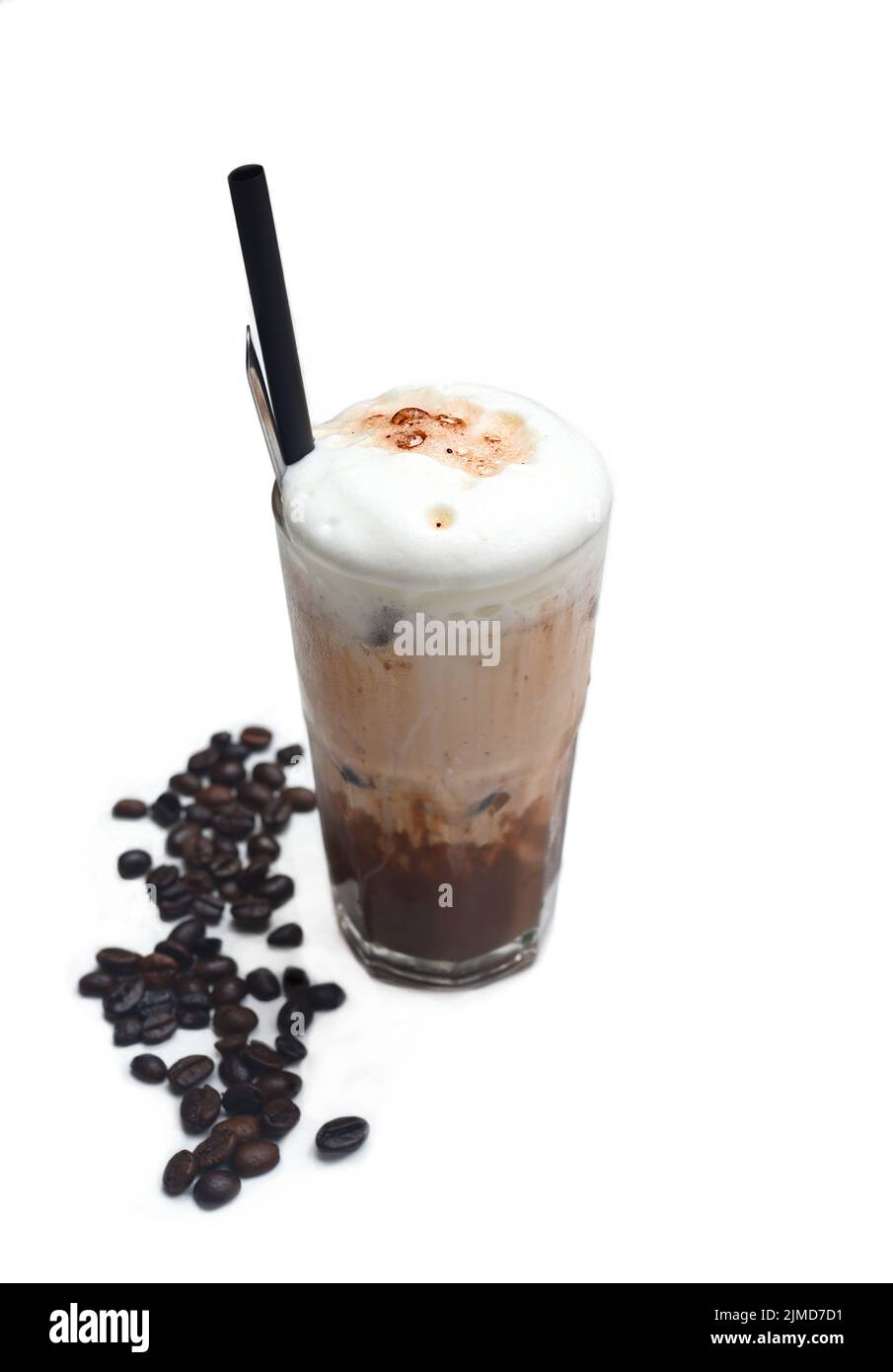 Secouer le café avec de la crème glacée et du chocolat isolé sur fond blanc avec des grains de café Banque D'Images Secouer le café avec de la crème glacée et du chocolat isolé sur fond blanc avec des grains de café Banque D'Images