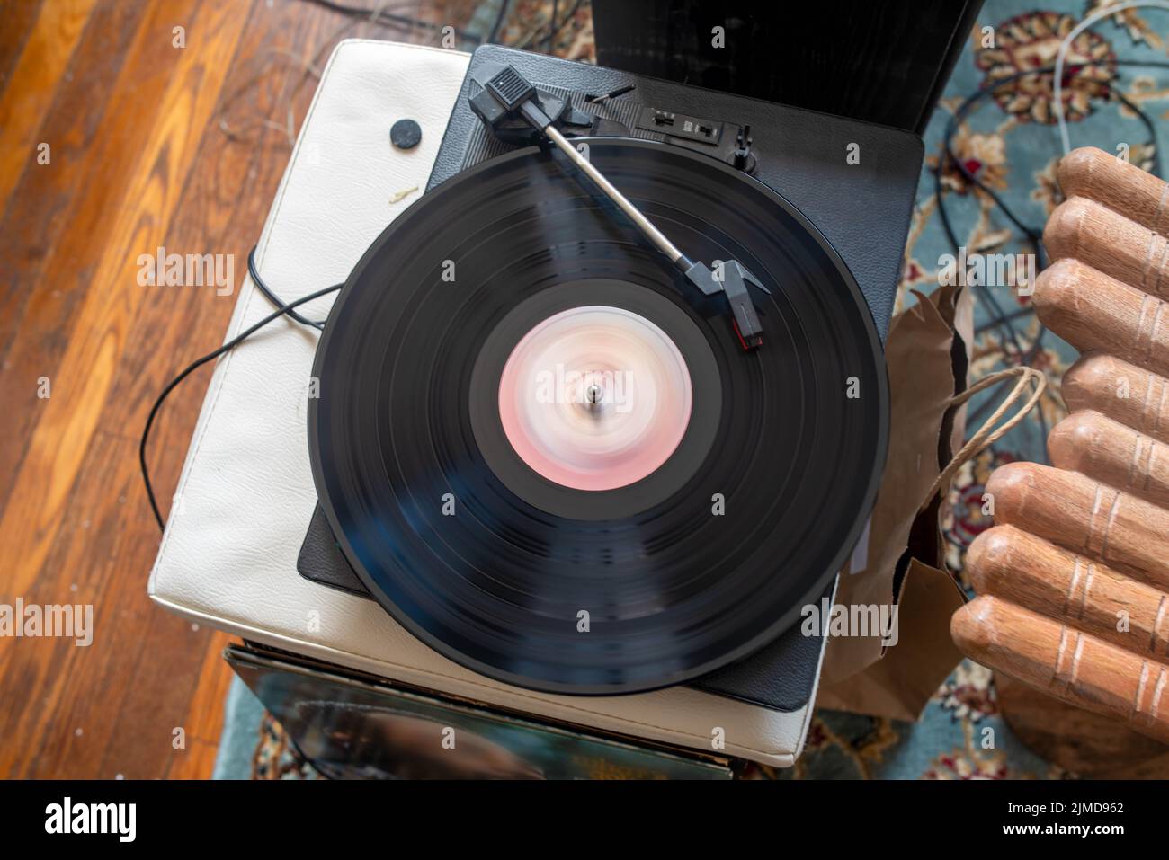 Le disque vinyle des années soixante-dix tourne sur la platine. Banque D'Images