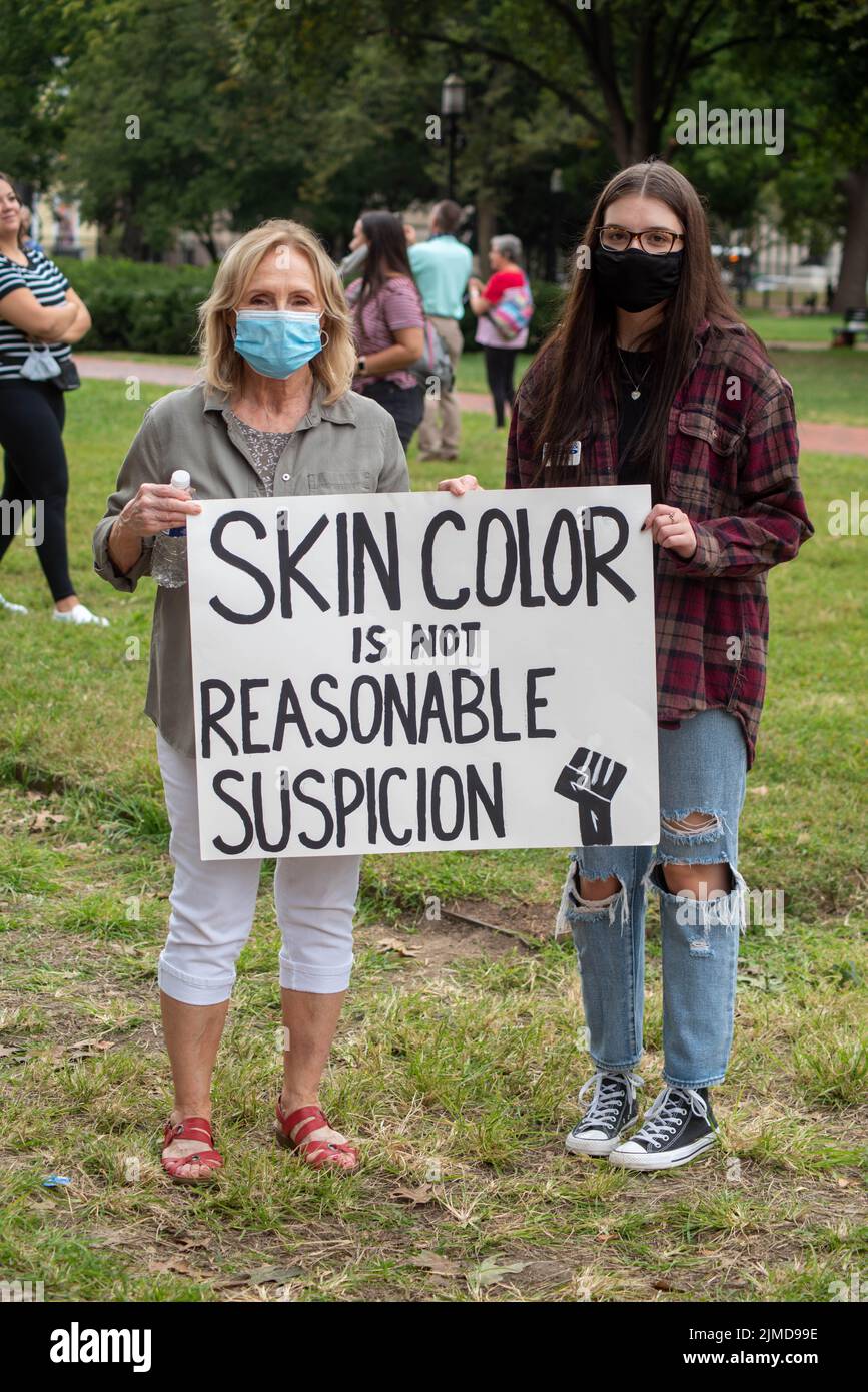 Deux femmes détiennent un panneau de protestation contre le racisme Banque D'Images