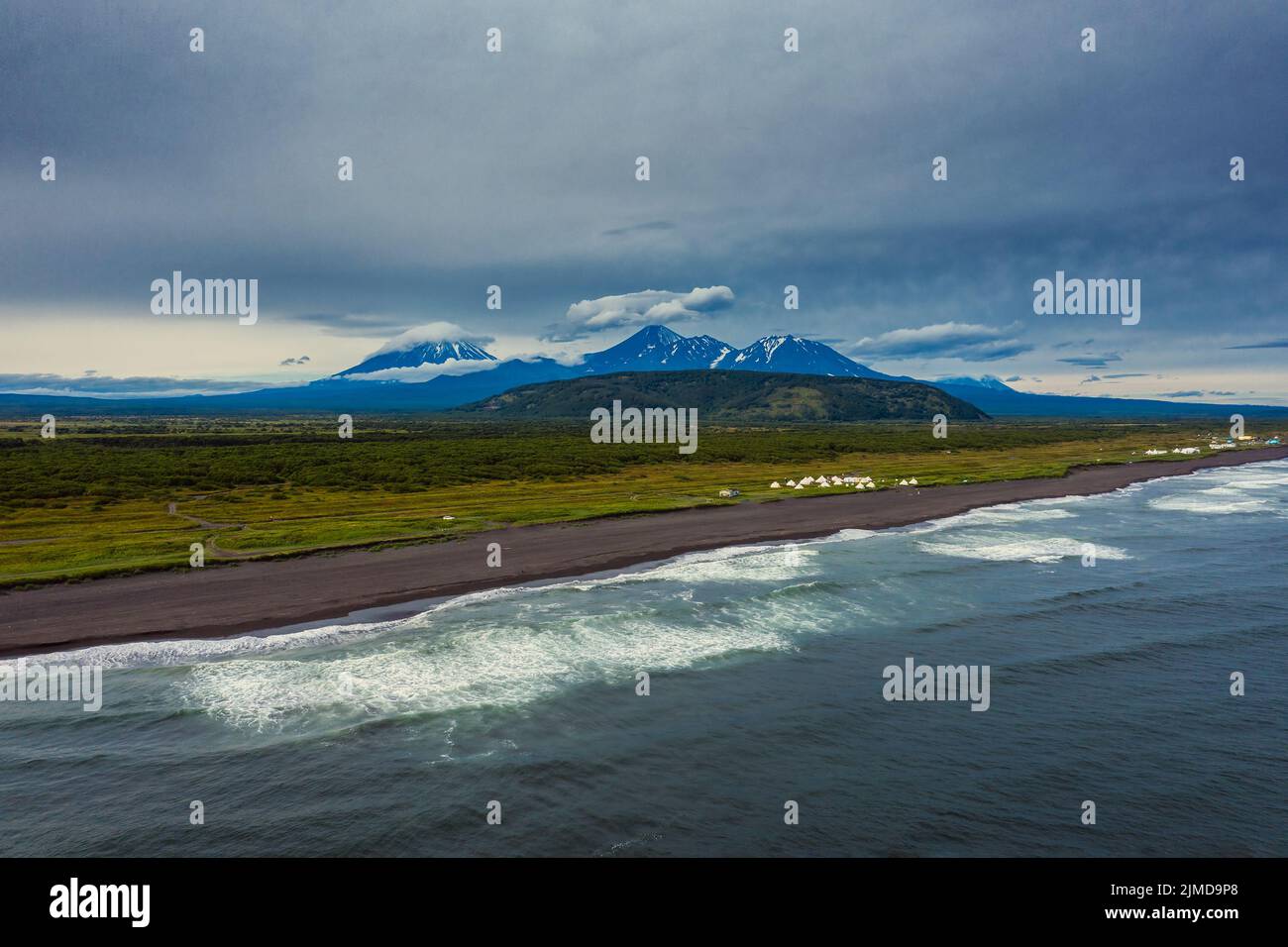 Plage avec sable noir et volcan Banque D'Images