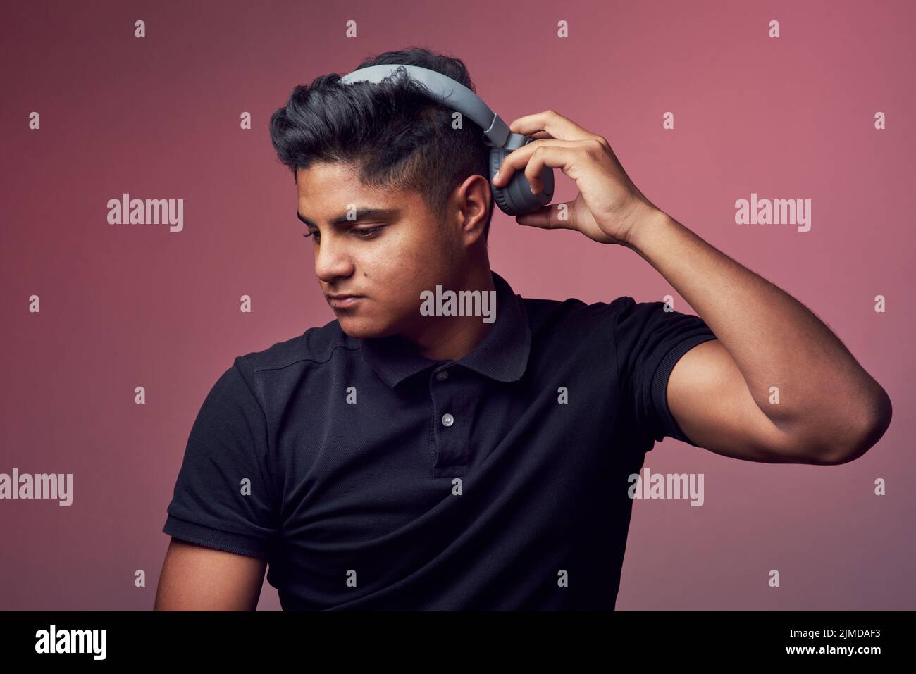 Une bonne musique est tout ce dont vous avez besoin. Photo en studio d'un jeune homme charmant portant un casque. Banque D'Images