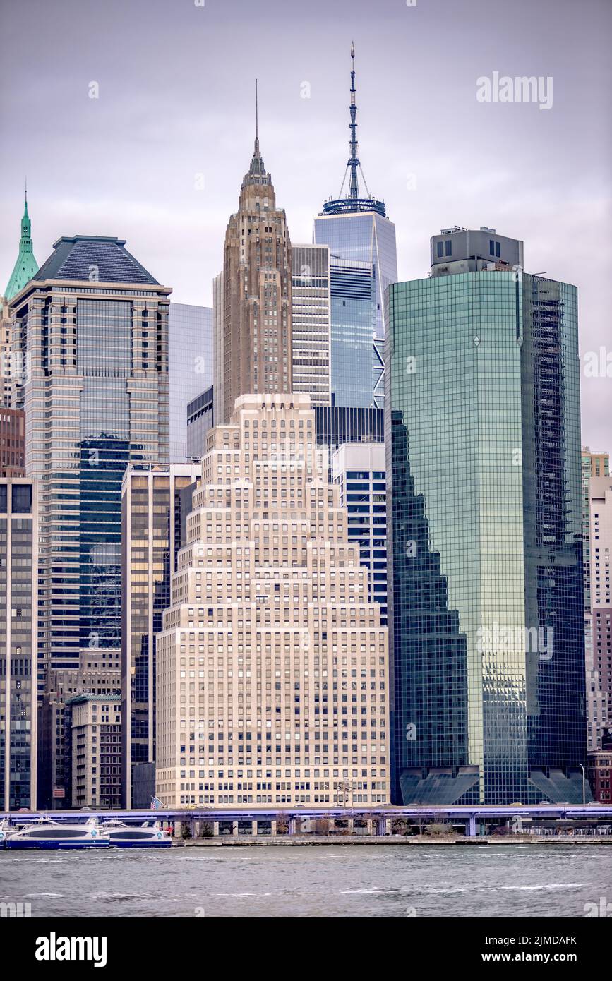 Horizon de la ville de New york par une journée nuageux Banque D'Images