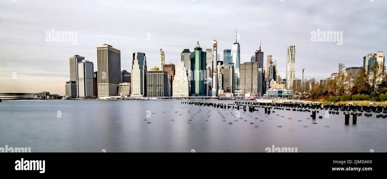 Horizon de la ville de New york par une journée nuageux Banque D'Images