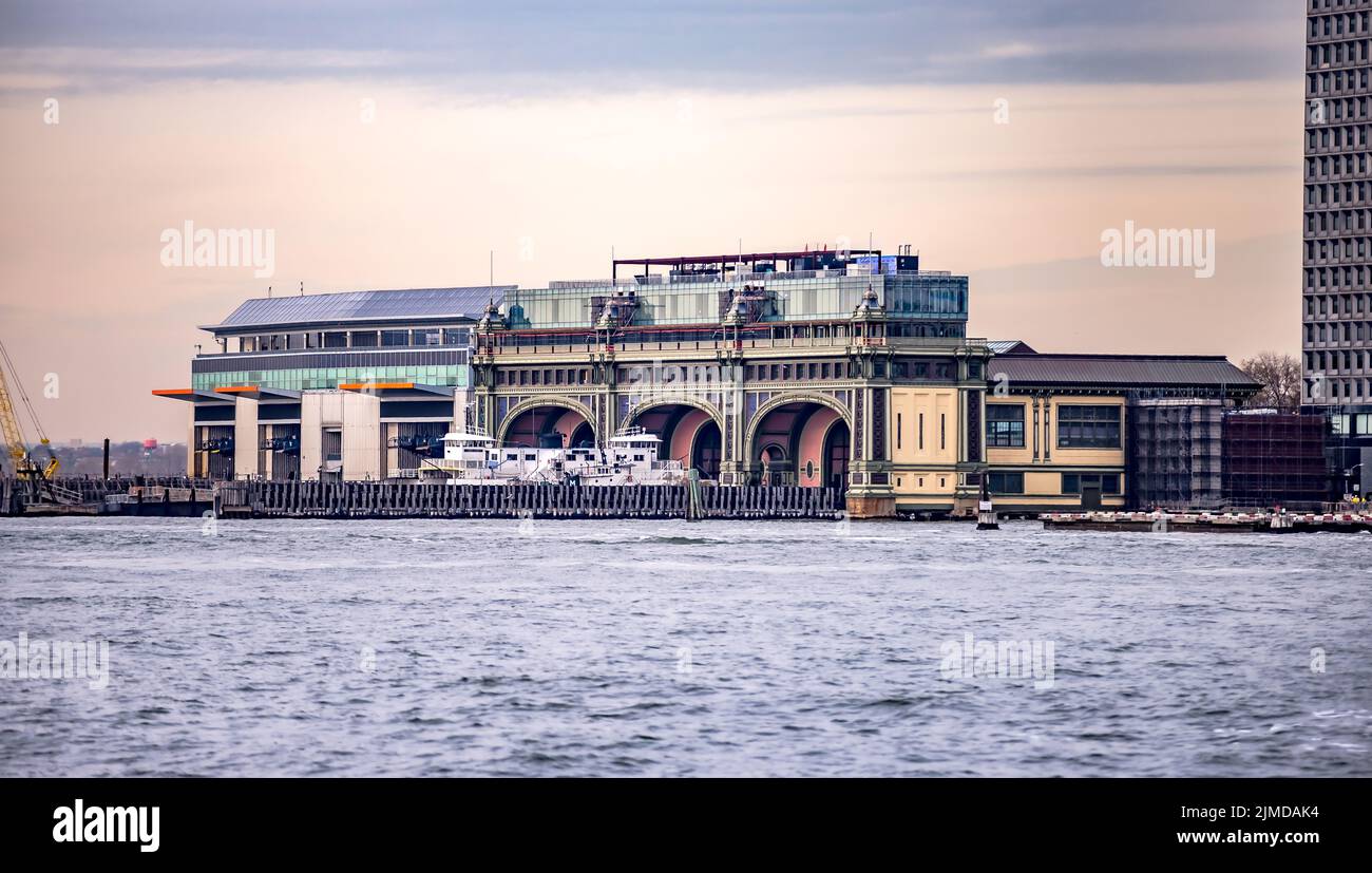 Horizon de la ville de New york par une journée nuageux Banque D'Images