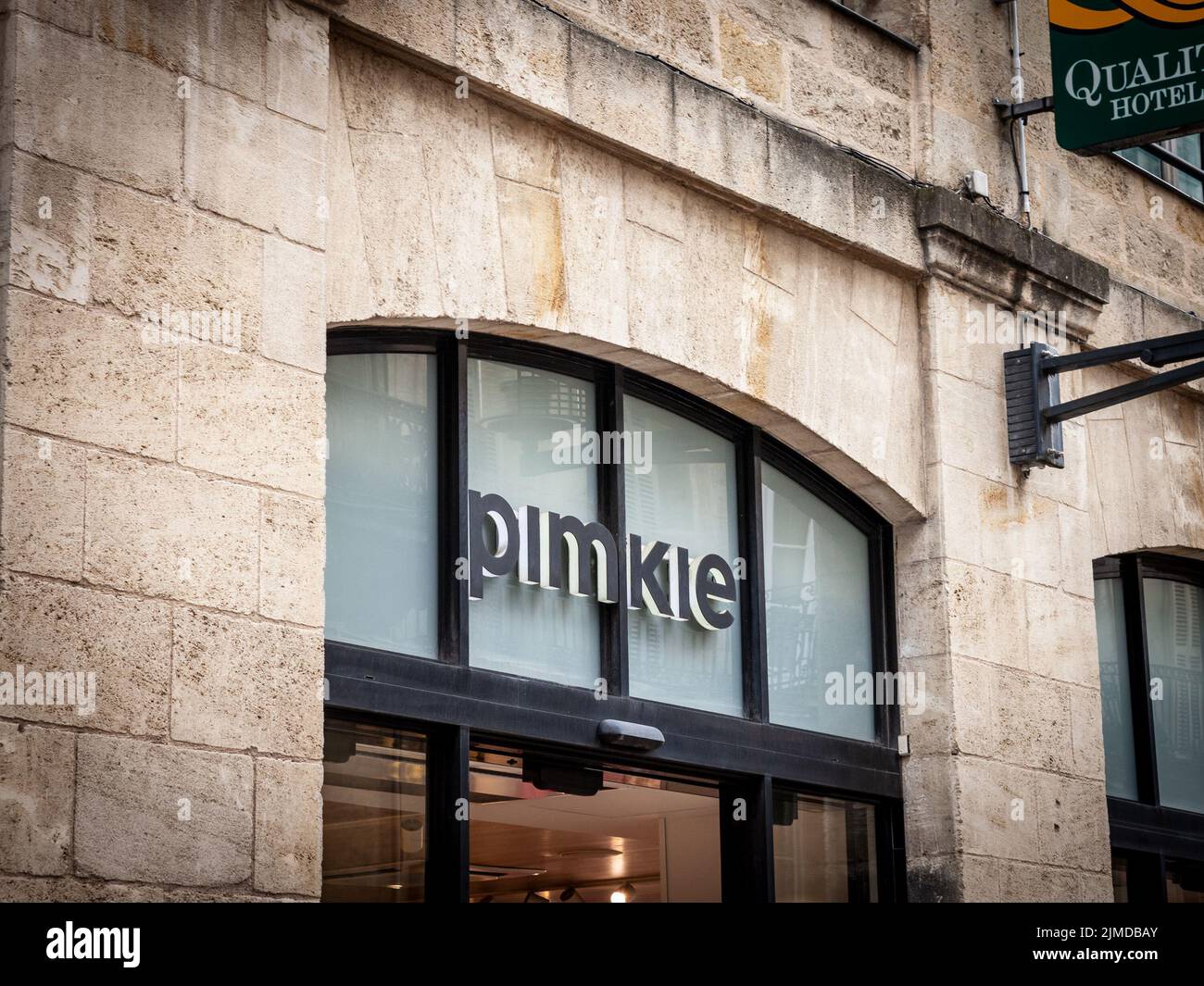 Photo d'un signe avec le logo de Pimkie devant leur boutique à Bordeaux ...