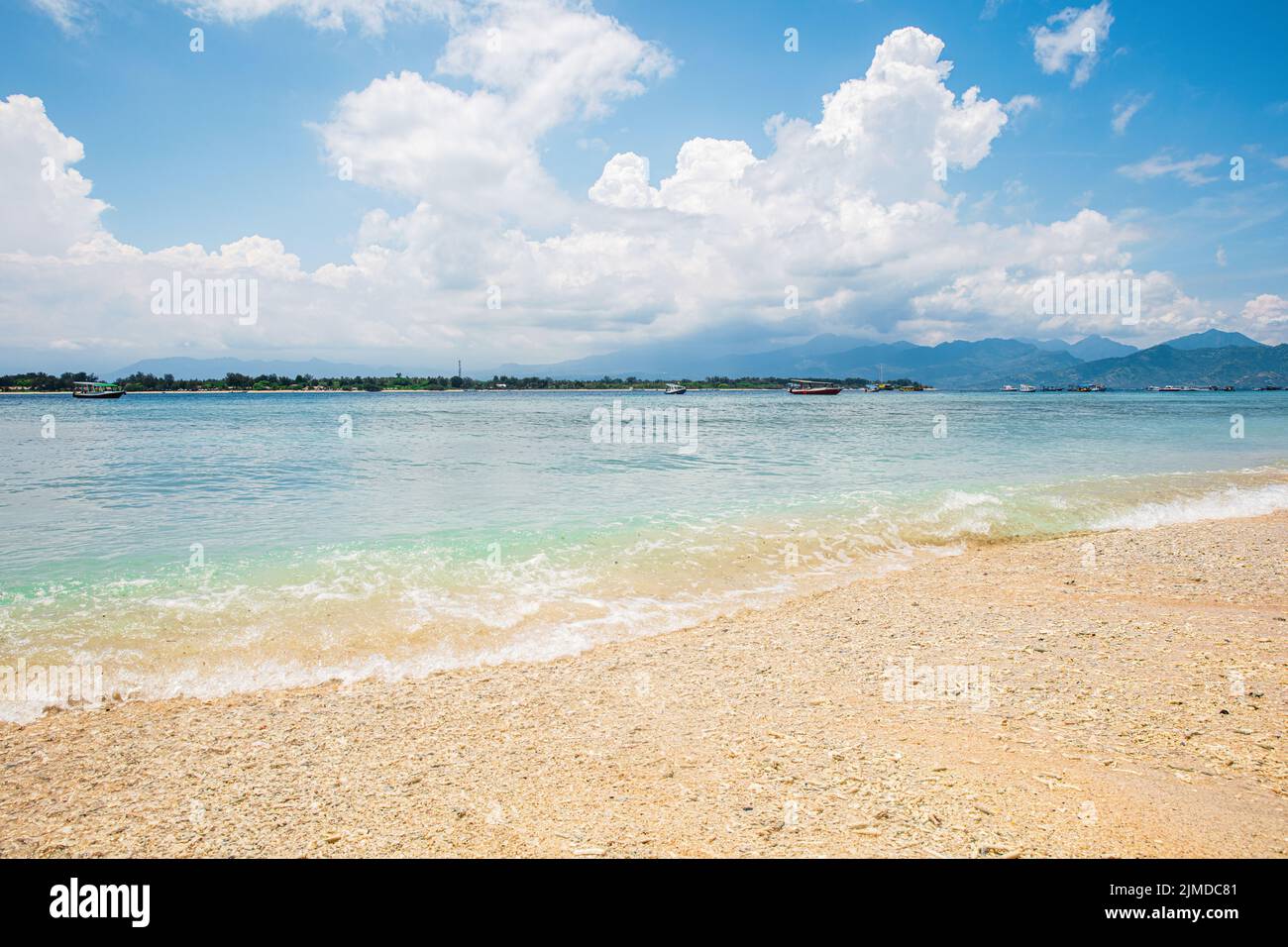 Surf calme sur une plage Banque D'Images