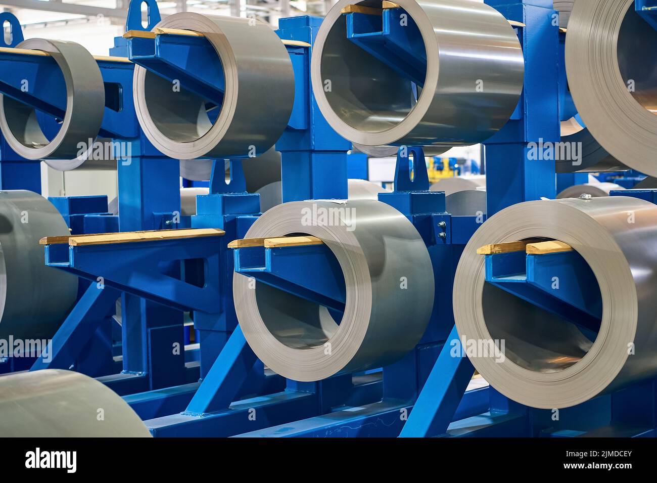 De grands rouleaux d'acier pour transformateur électrique sont suspendus sur le rack Banque D'Images