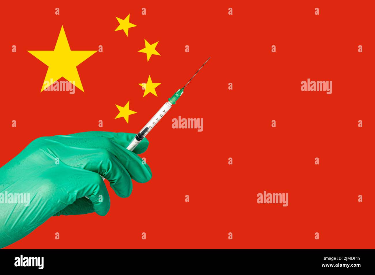 Vaccination de Corona devant un drapeau chinois Banque D'Images