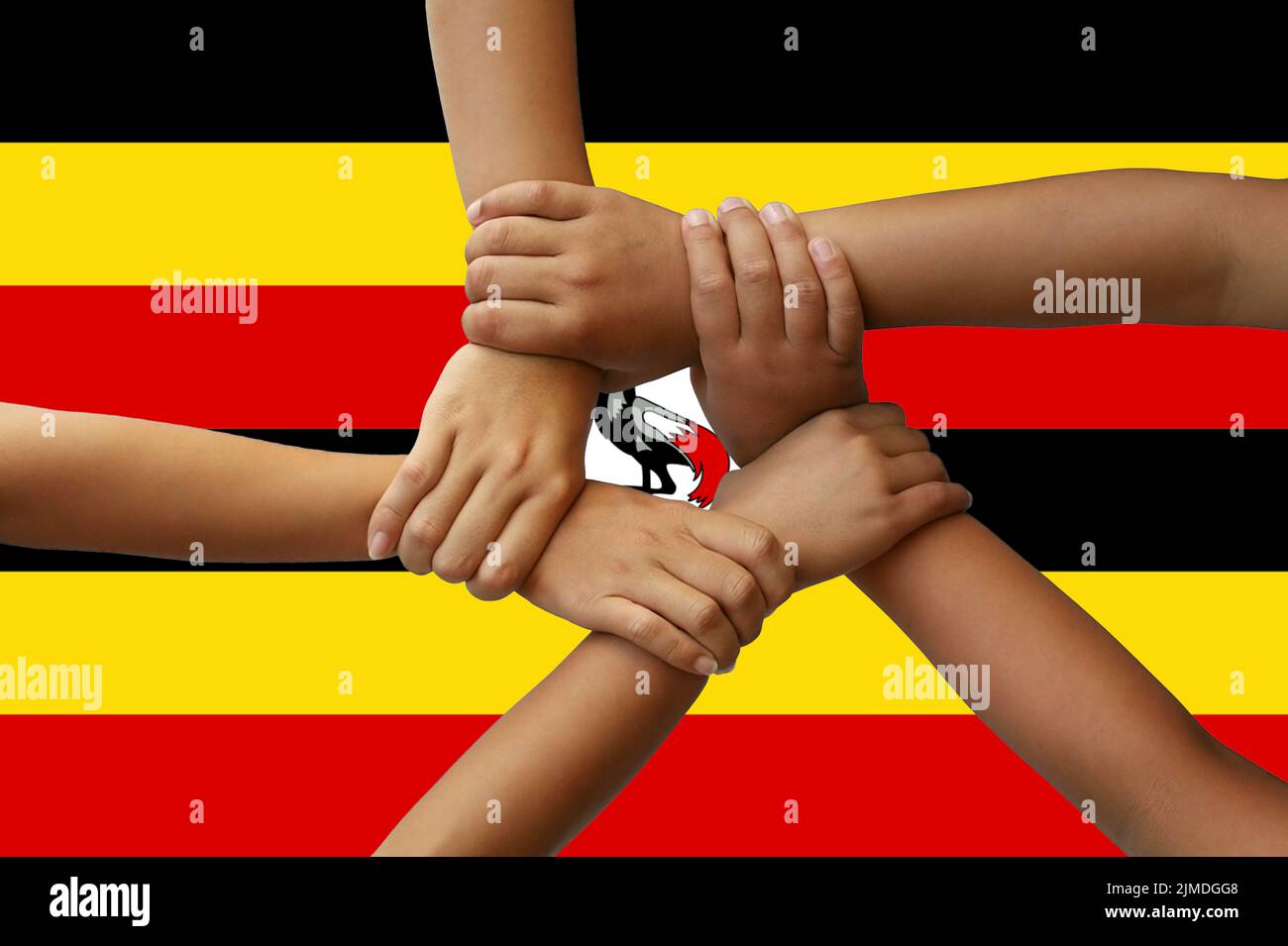 Drapeau de l'Ouganda, intergration d'un groupe multiculturel de jeunes Banque D'Images