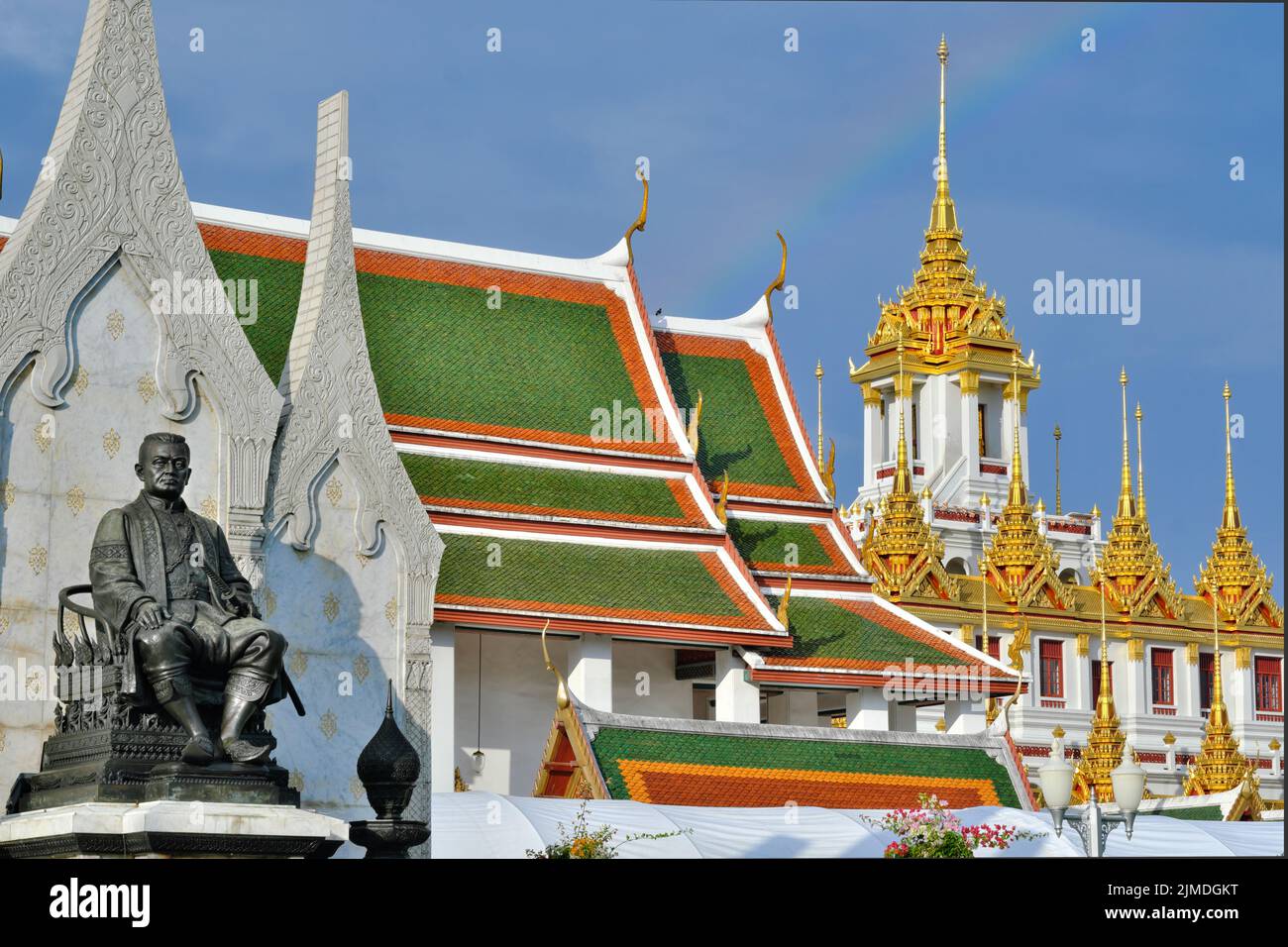 Rama III Parc avec une statue du roi Rama III., derrière elle Wat Ratchanatda (Ratchanatdaram), avec le Lohaprasad à droite; Bangkok, Thaïlande Banque D'Images
