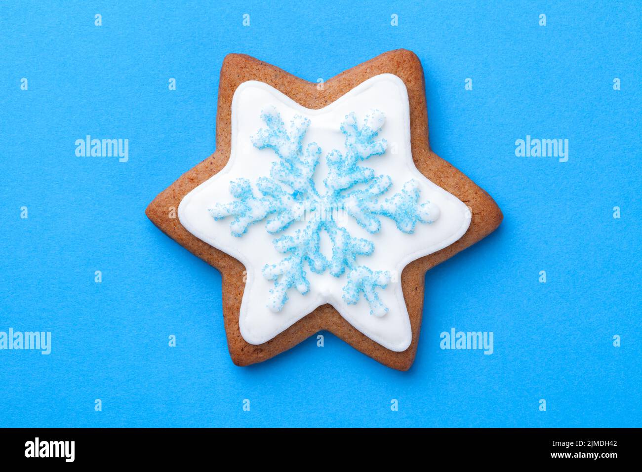 Magnifique cookie de Noël en forme d'étoile de pain d'épice avec flocons de neige Banque D'Images