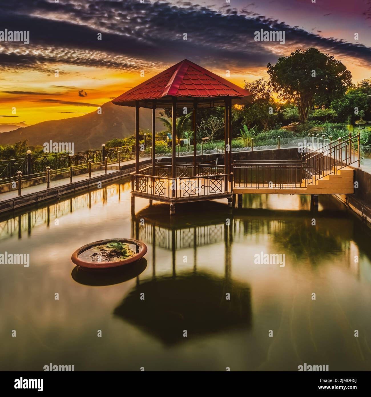 Pavillon sur l'étang au coucher du soleil Banque D'Images