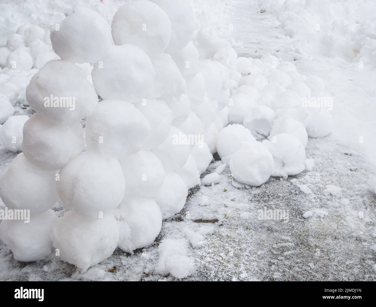 Il y a beaucoup de boules de neige rondes dans la neige. L'hiver s'amuse. Banque D'Images