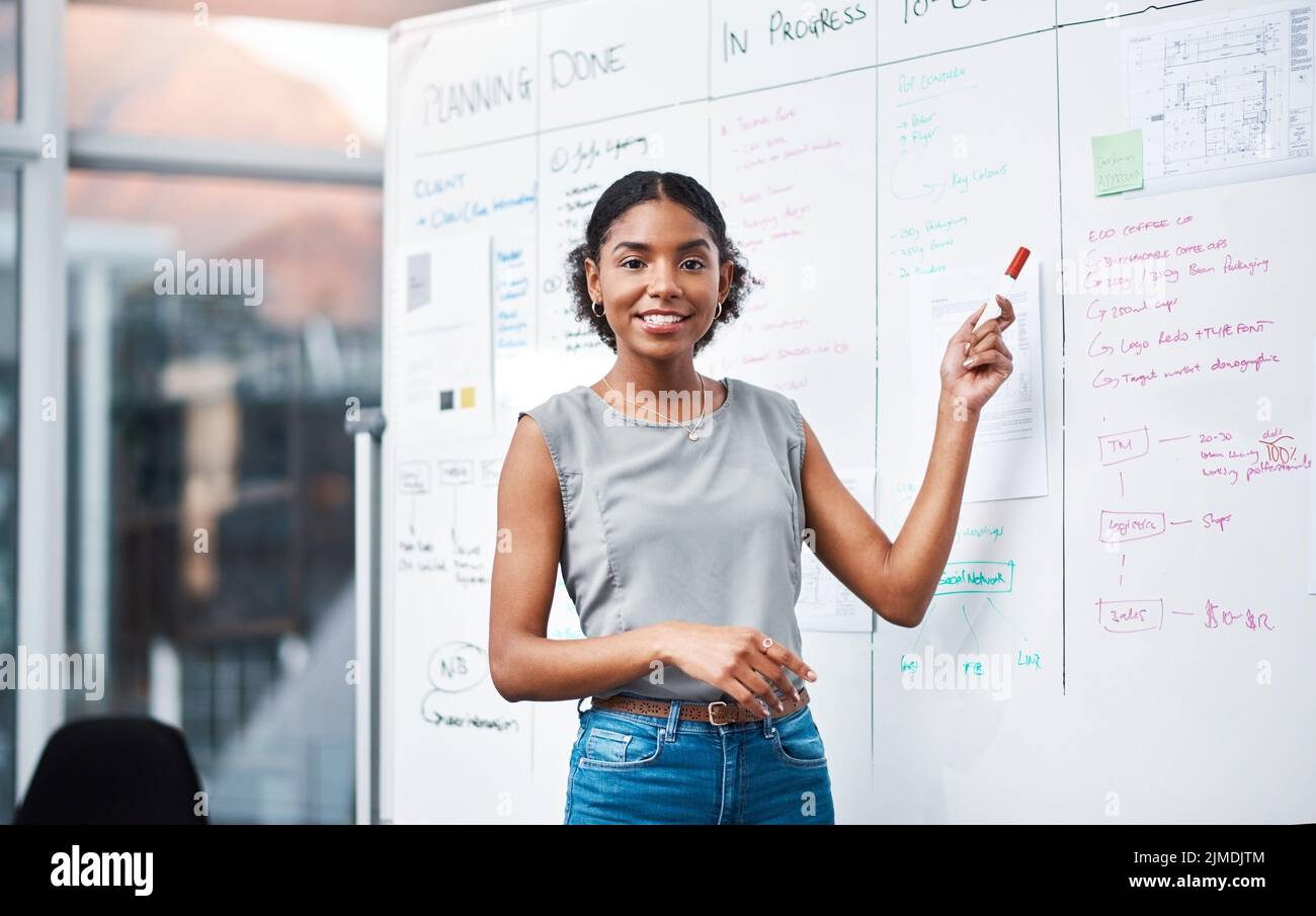 Stratégie de planification sur le tableau blanc, la pensée et l'écriture des idées pour le marché, la promotion et la publicité de la nouvelle entreprise de démarrage. Portrait d'confiant et de parler Banque D'Images