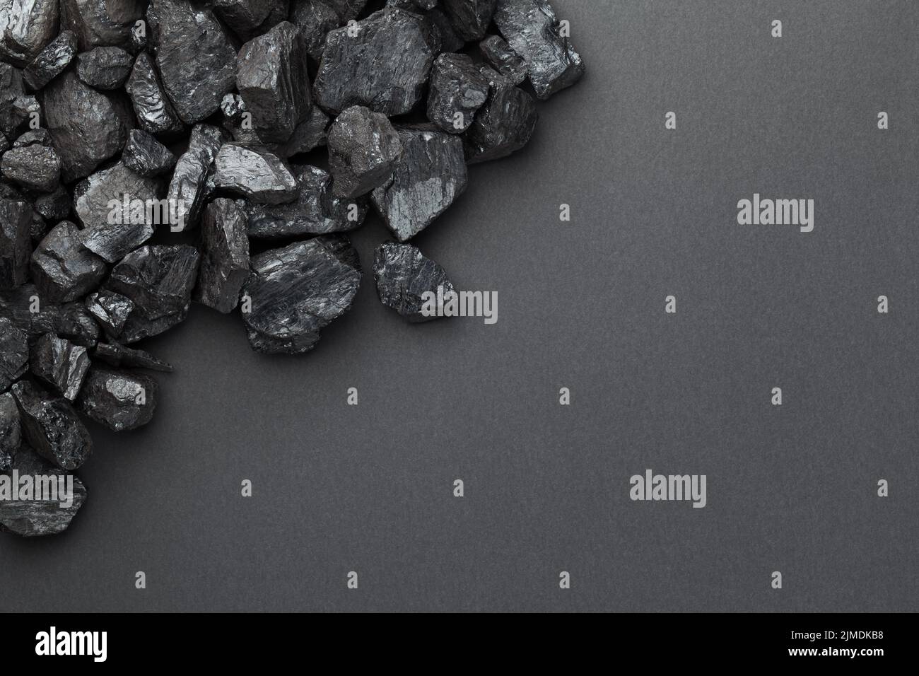 Pile de charbon noir sur fond sombre Banque D'Images