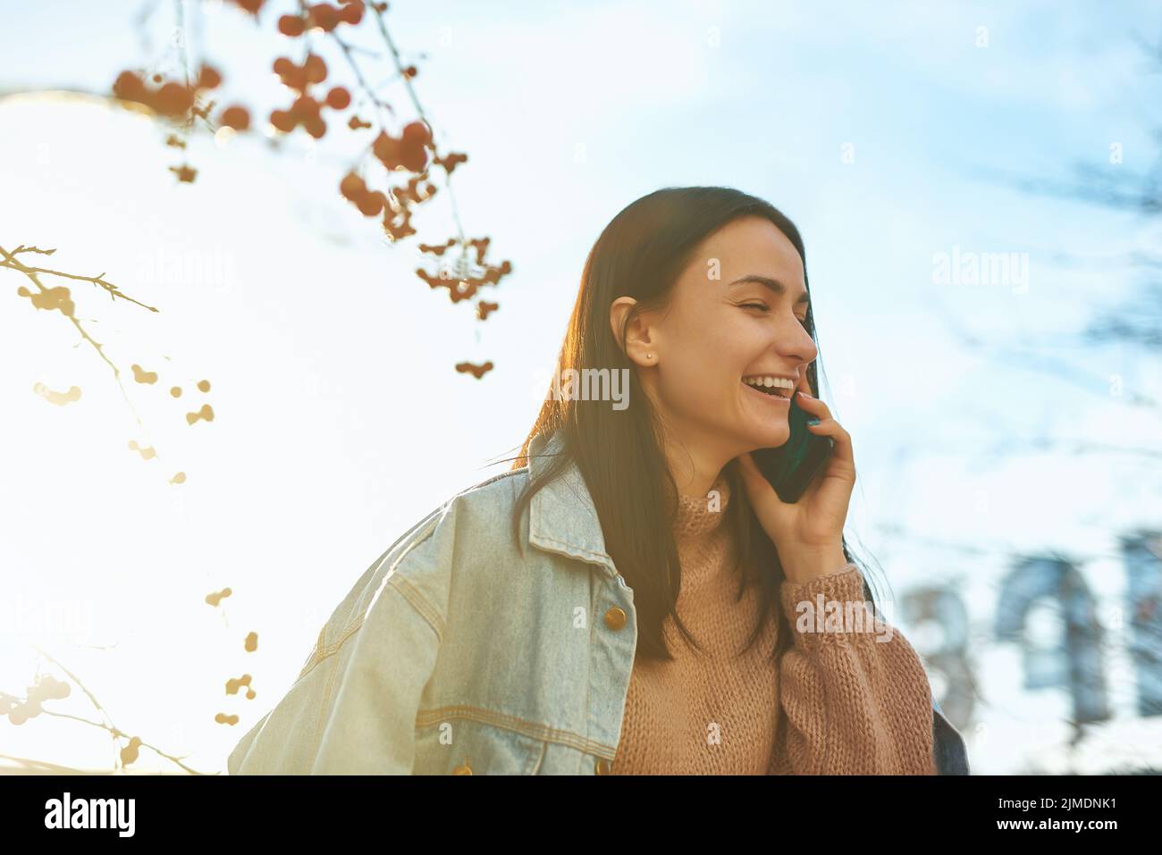 Jolie jeune brune en Jean veste s'amusant à l'extérieur Banque D'Images