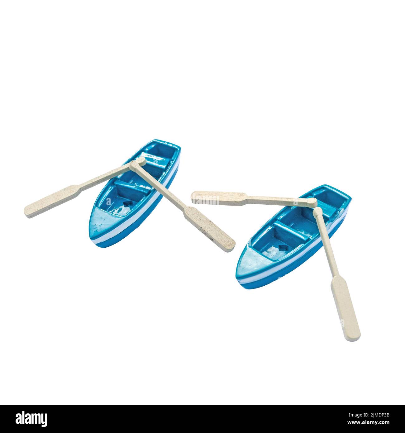 Deux bateaux miniatures avec des oars isolés sur des bateaux blanc. Bleu jouet Banque D'Images