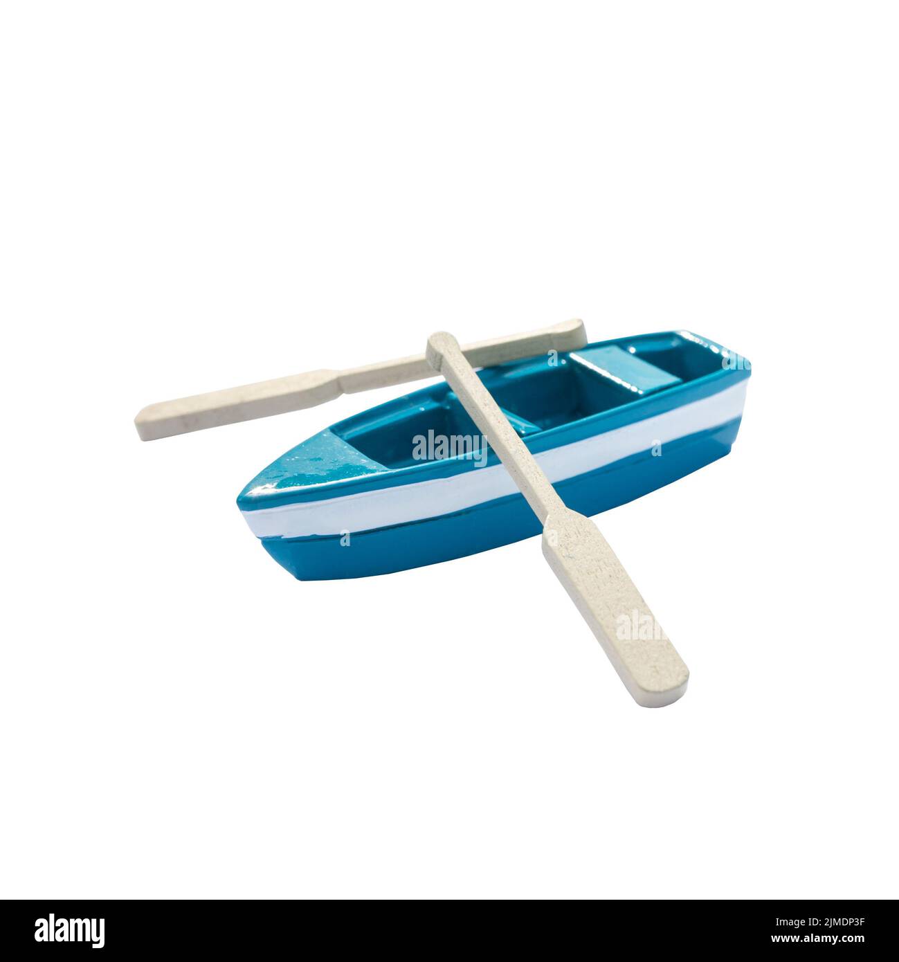Un bateau miniature avec des oars isolés sur un bateau blanc. Bleu jouet Banque D'Images