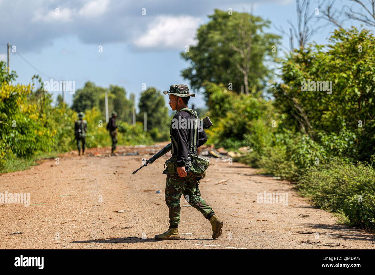 En raison des combats qui se sont produits après le coup, les Karenni ont quitté leurs villages et vivent maintenant dans le camp de déplacés de Sothae. Dans ce camp, il y a environ 1 661 personnes qui fuyaient de 8 villages du canton de Phruso, dont 162 enfants de moins de 5 ans et 187 personnes âgées de 60 ans et plus. Elles sont confrontées à de nombreuses difficultés telles que la nourriture, la santé, l'éducation pour les enfants et la vie. Ils ont besoin d'aide. Actuellement, ils se préparent à l'agriculture près du camp de réfugiés pour leur survie. (Photo de Kaung Zaw hein/SOPA Images/Sipa USA) Banque D'Images