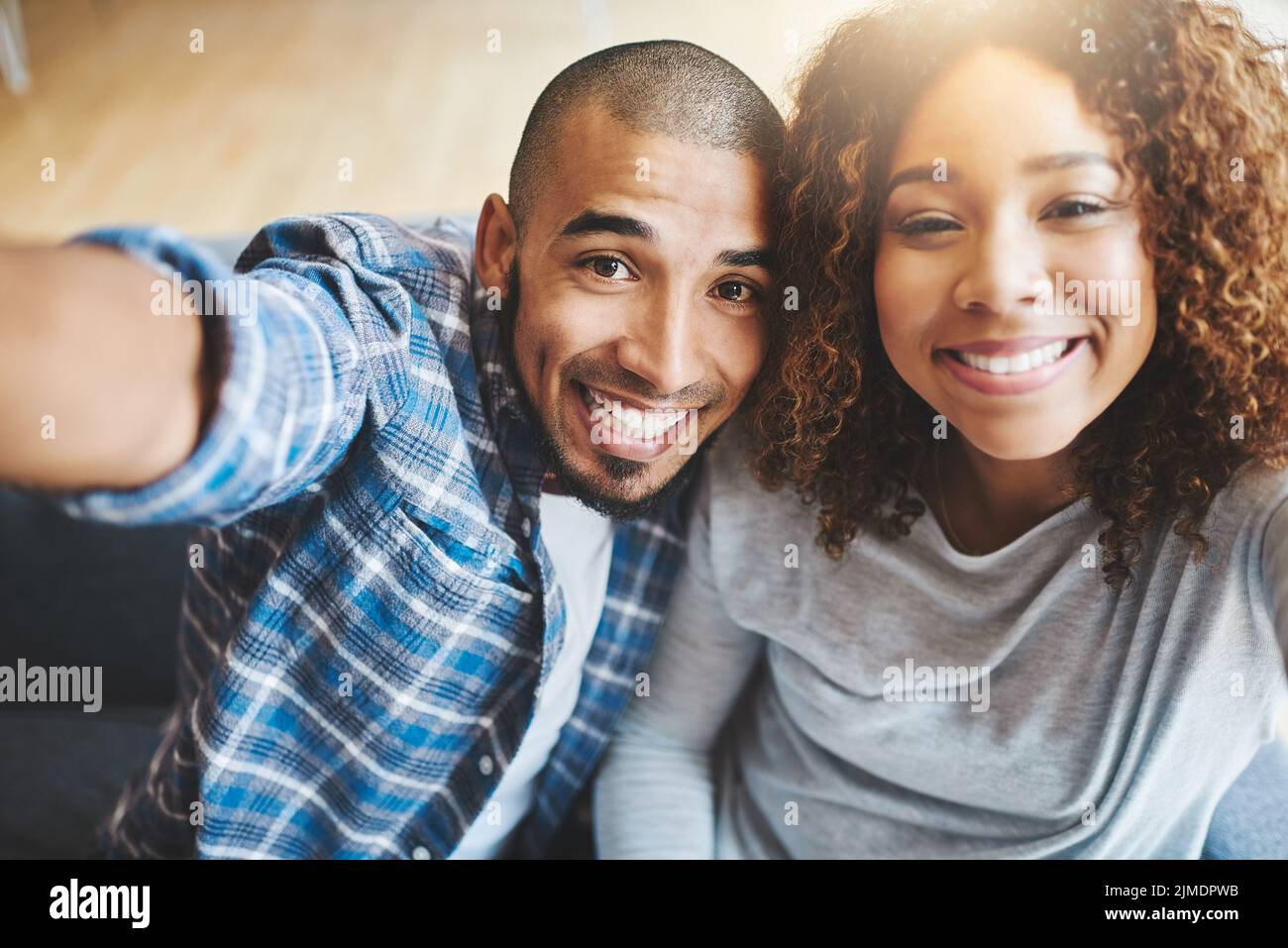 Couple heureux prenant des selfies comme propriétaires de maison, le collage ou appréciant l'achat de nouveaux biens immobiliers. Portrait d'homme et de femme souriant ou fier célébrant et Banque D'Images