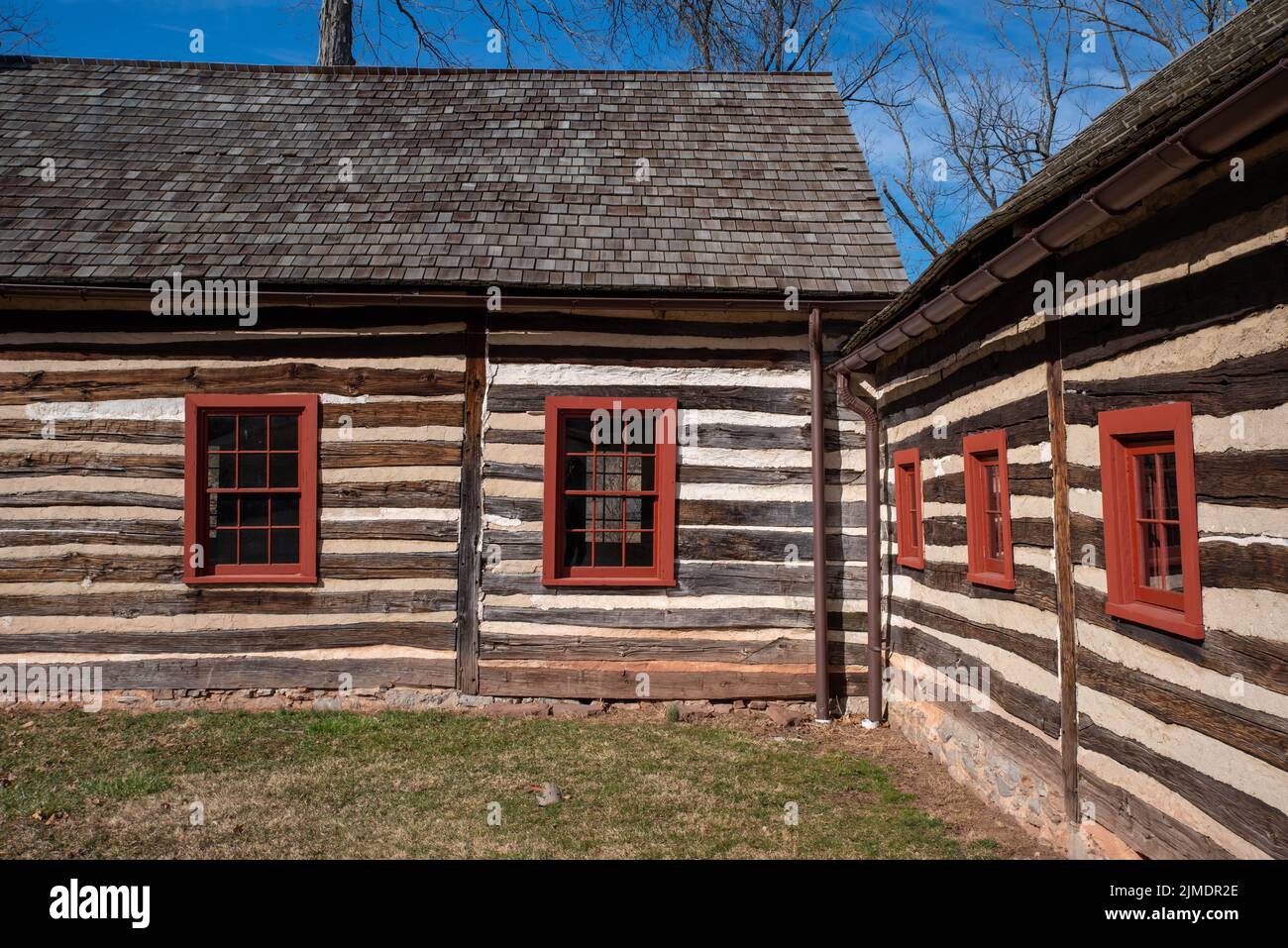 Cour intérieure d'une maison coloniale en bois avec arrière-plan de la nature Banque D'Images