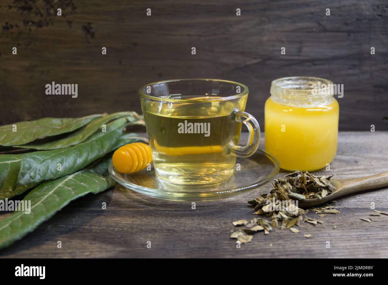 Perfusion médicinale de feuilles de loquat avec du miel Banque D'Images