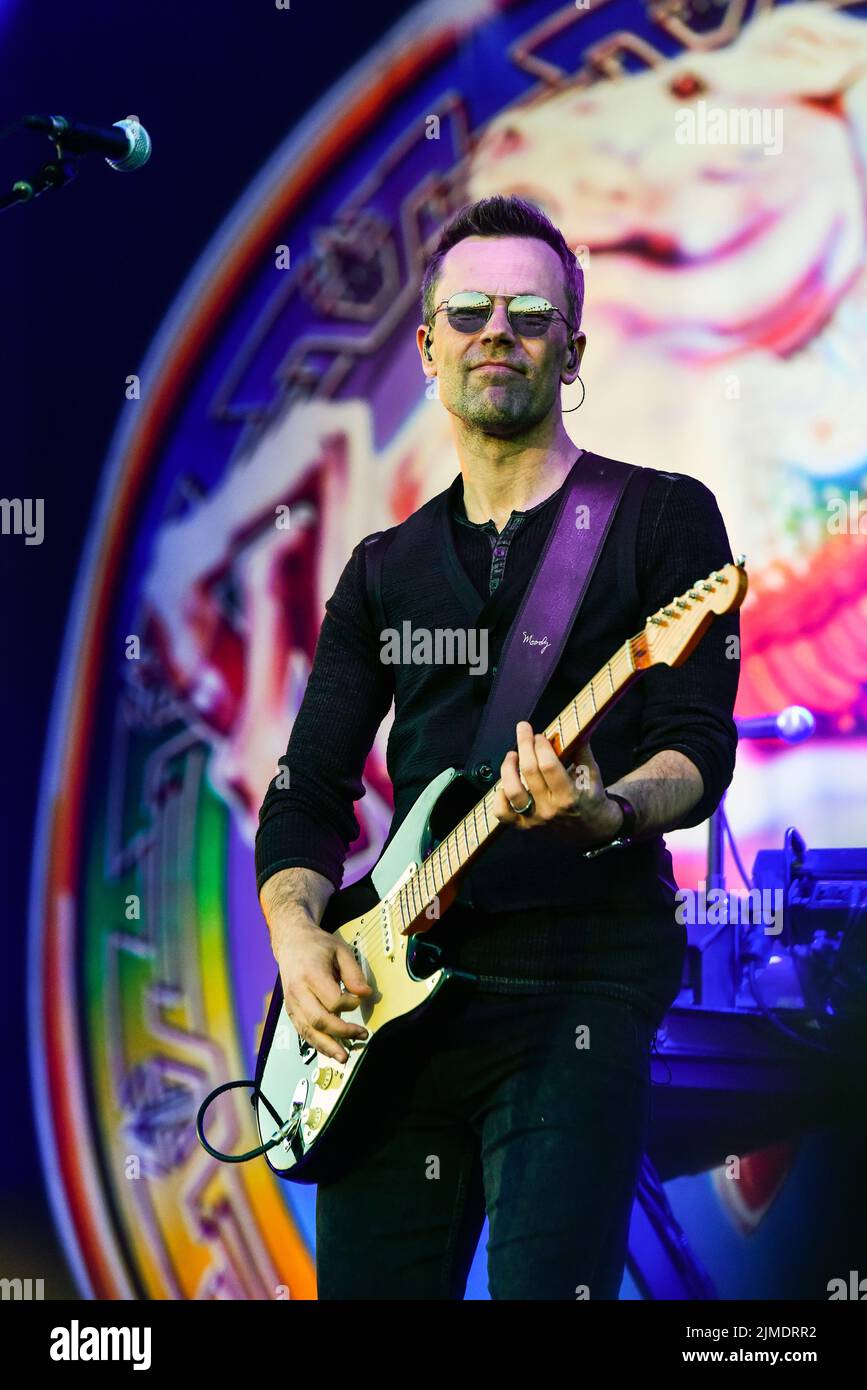 Jacob Peterson, guitariste du Steve Miller Band sur scène au FESTIVAL DE LA PLAGE de Redondo Beach, en Californie Banque D'Images