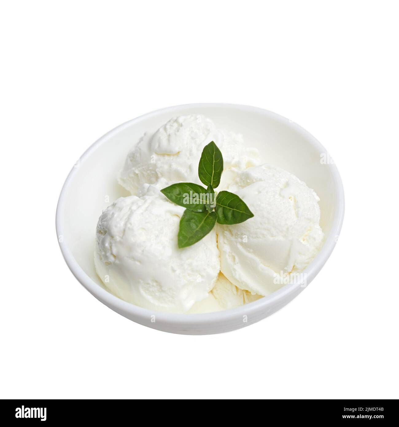 Bol blanc avec crème glacée blanche et feuille verte isolée sur blanc. Vue de dessus Banque D'Images