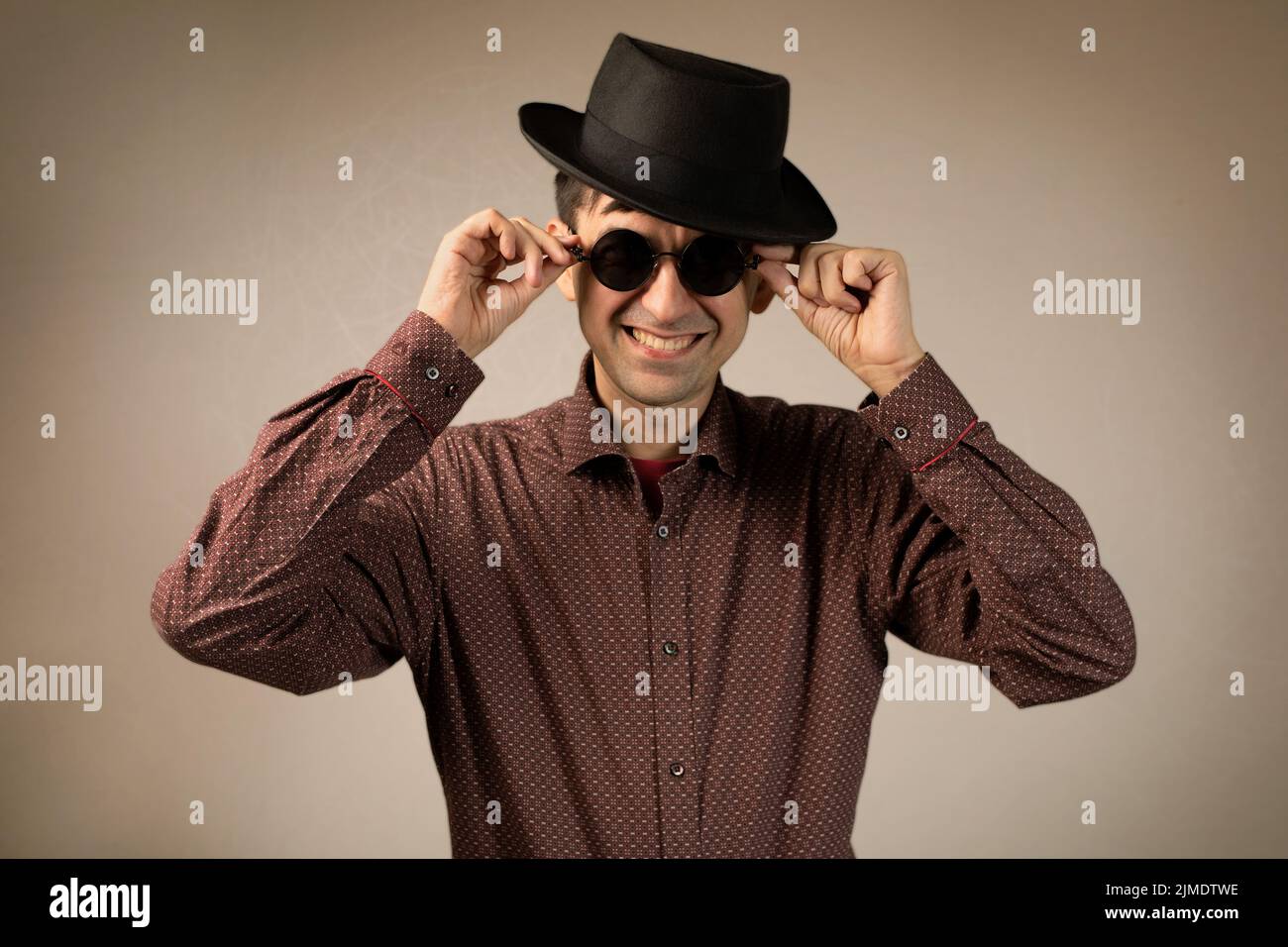 Homme en chapeau et lunettes isolés sur l'arrière-plan de l'espace de copie de studio Banque D'Images