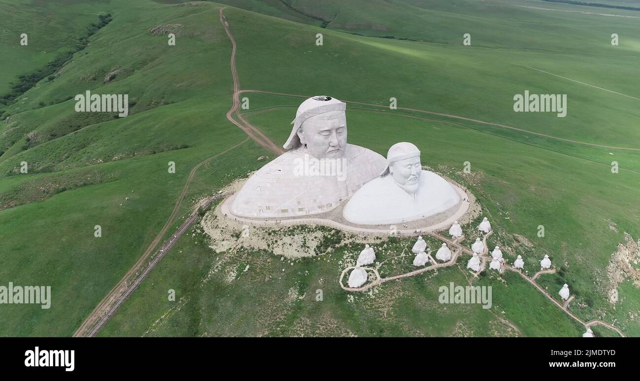 TONGLIAO, CHINE - 2 AOÛT 2022 - une photo aérienne montre des statues géantes de l'empereur Gengis Khan et de l'empereur Kublai Khan sur la montagne Khan à Holingol, ville de Tongliao, région autonome de la Mongolie intérieure de la Chine du Nord, 2 août 2022. La région pittoresque de la montagne Khan est située au pied de la montagne de Guanyin, couvrant une superficie de 13 000 mètres carrés, dans laquelle la statue de la tête de Gengis Khan est de 50 mètres de haut. (Photo de CFOTO/Sipa USA) Banque D'Images